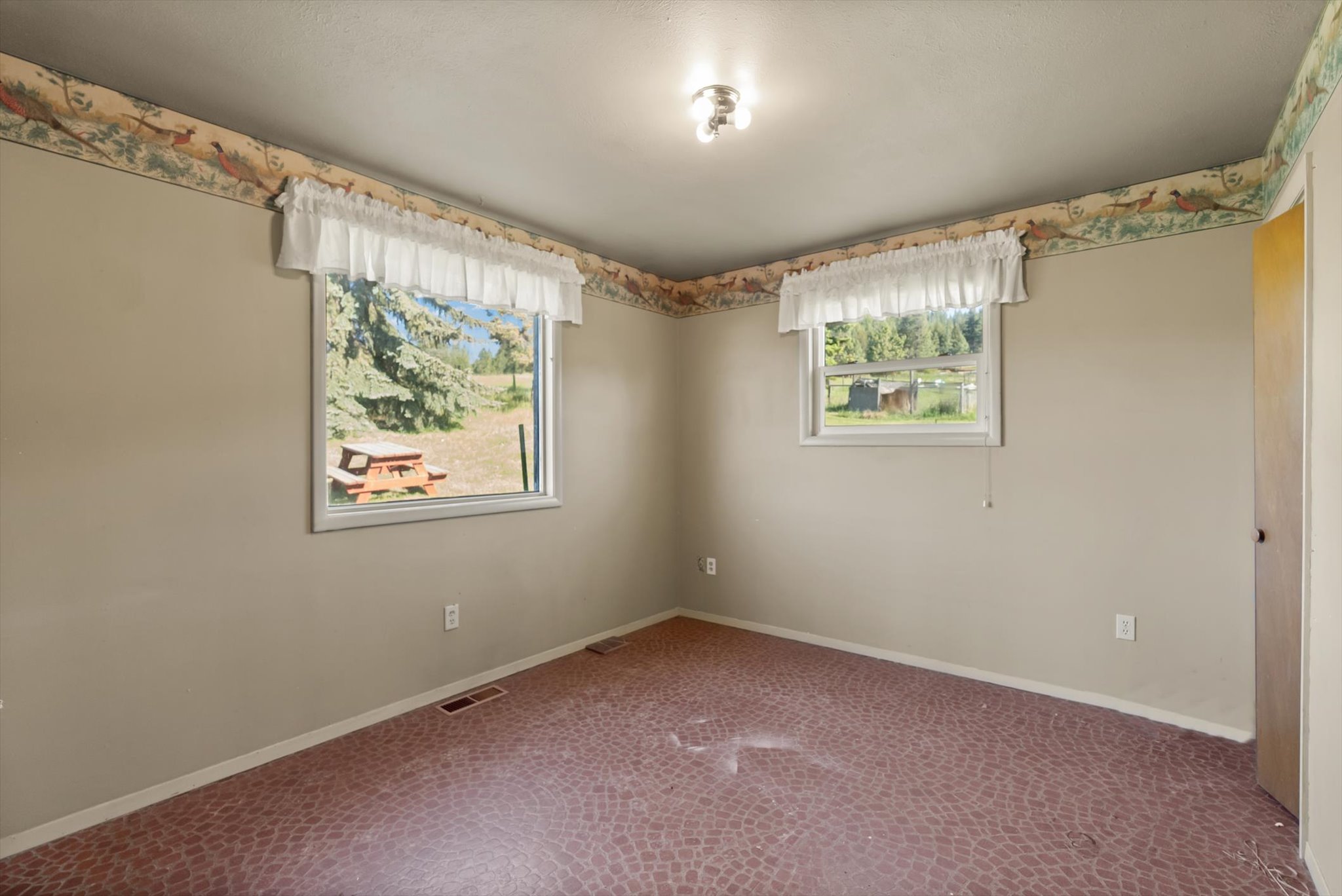 Kalispell, Montana 59901, United States, 5 Bedrooms Bedrooms, ,2 BathroomsBathrooms,Residential,Active,164129