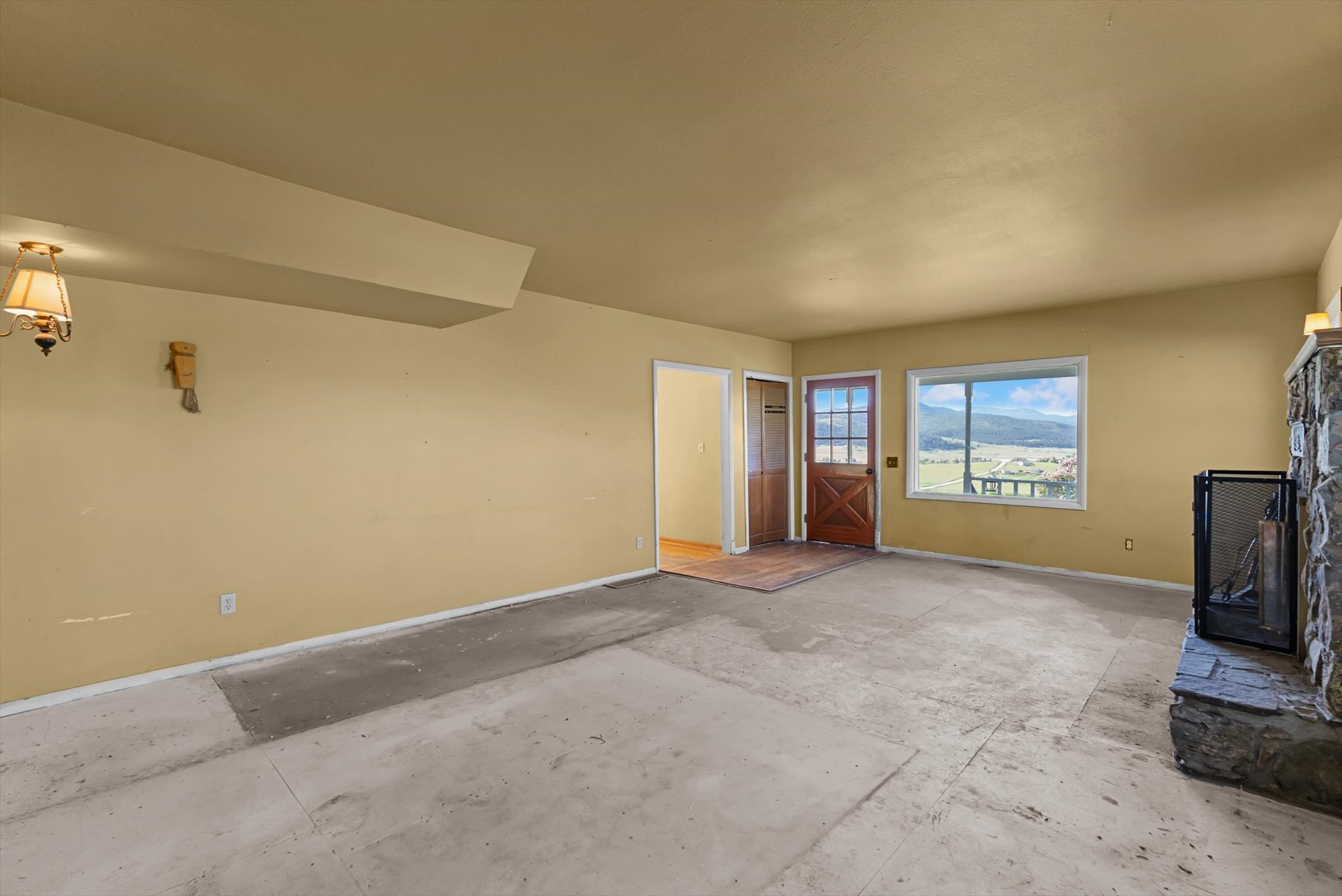 Kalispell, Montana 59901, United States, 5 Bedrooms Bedrooms, ,2 BathroomsBathrooms,Residential,Active,164129