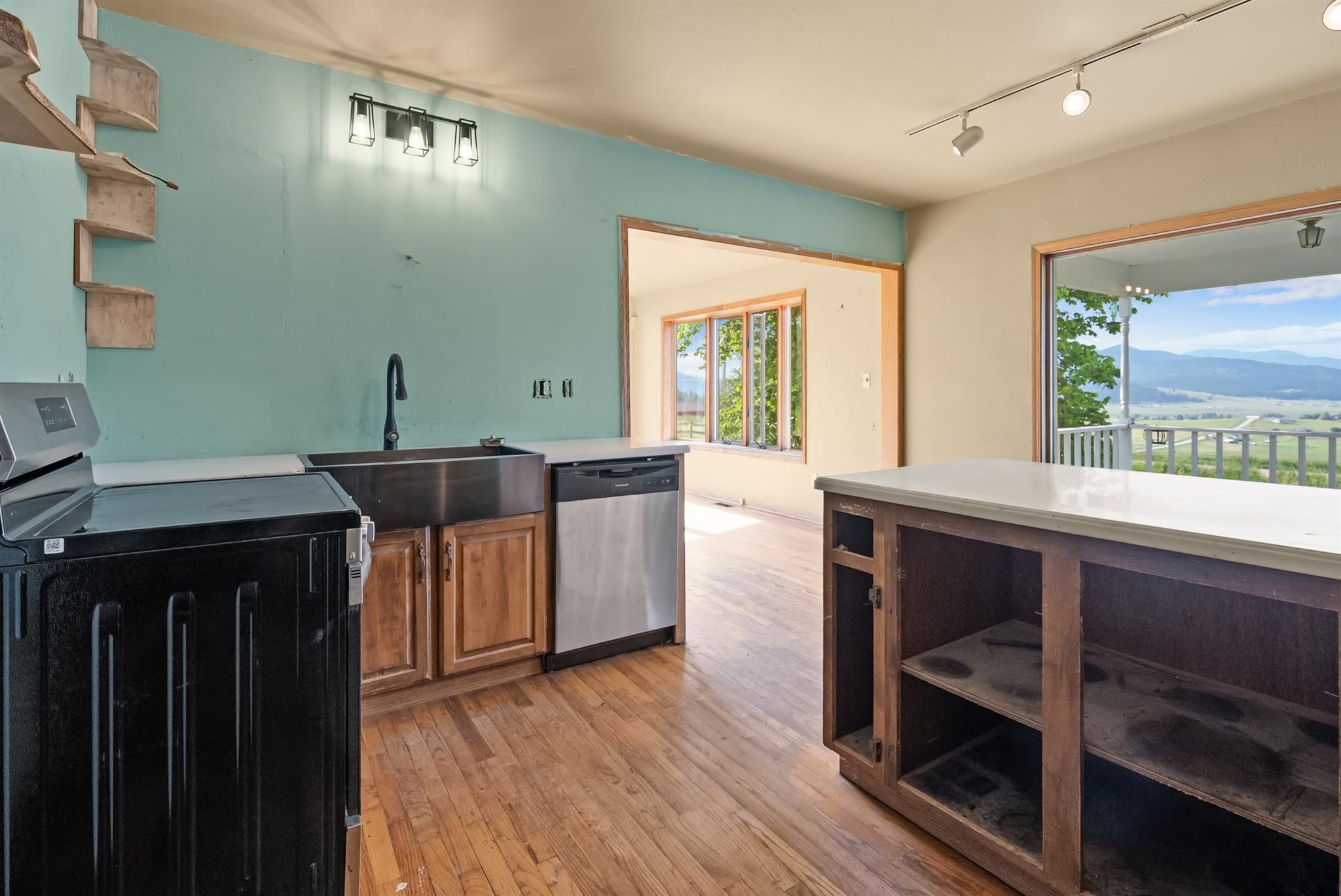 Kalispell, Montana 59901, United States, 5 Bedrooms Bedrooms, ,2 BathroomsBathrooms,Residential,Active,164129