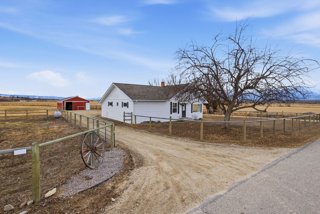 Photo of 379 N Birch Creek Road, Corvallis, MT 59828 (MLS # 30065353)