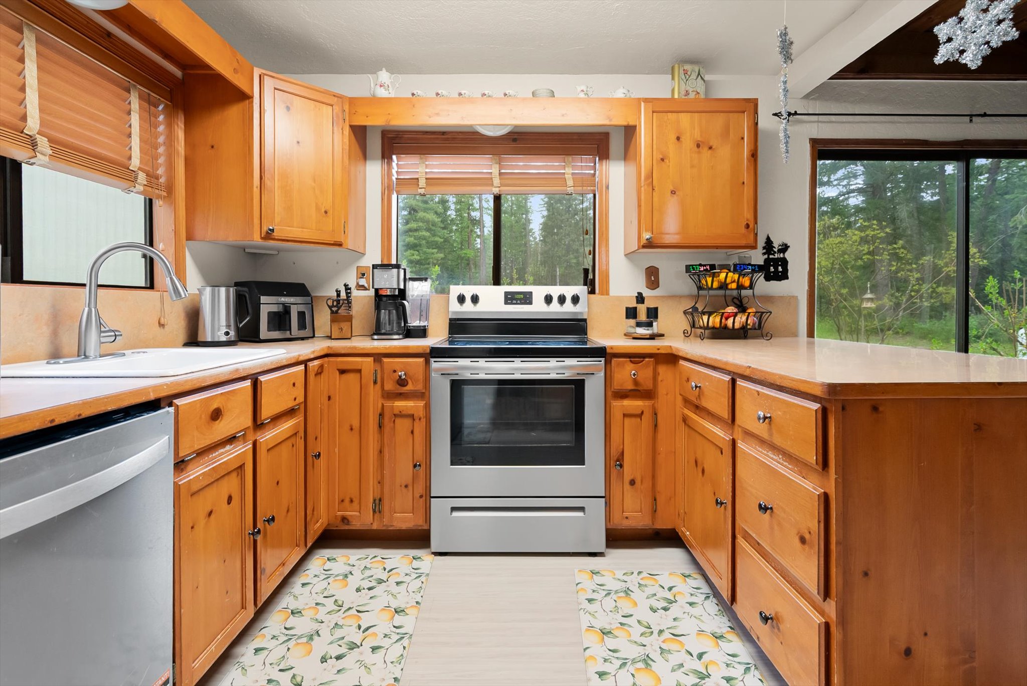 Kalispell, Montana, 59901, United States, 6 Bedrooms Bedrooms, ,5 BathroomsBathrooms,Residential,Active,2045394