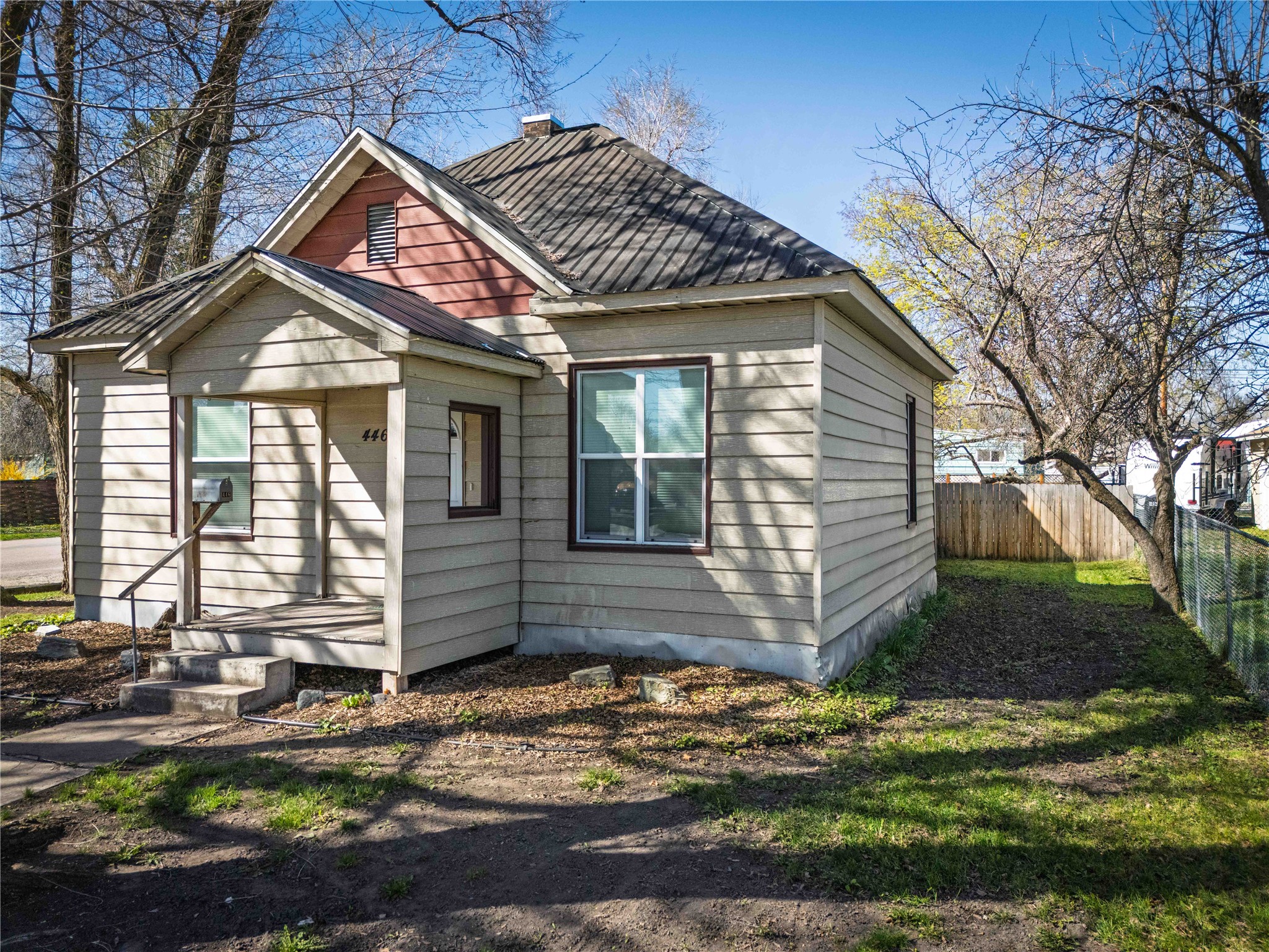 446 8th Avenue W