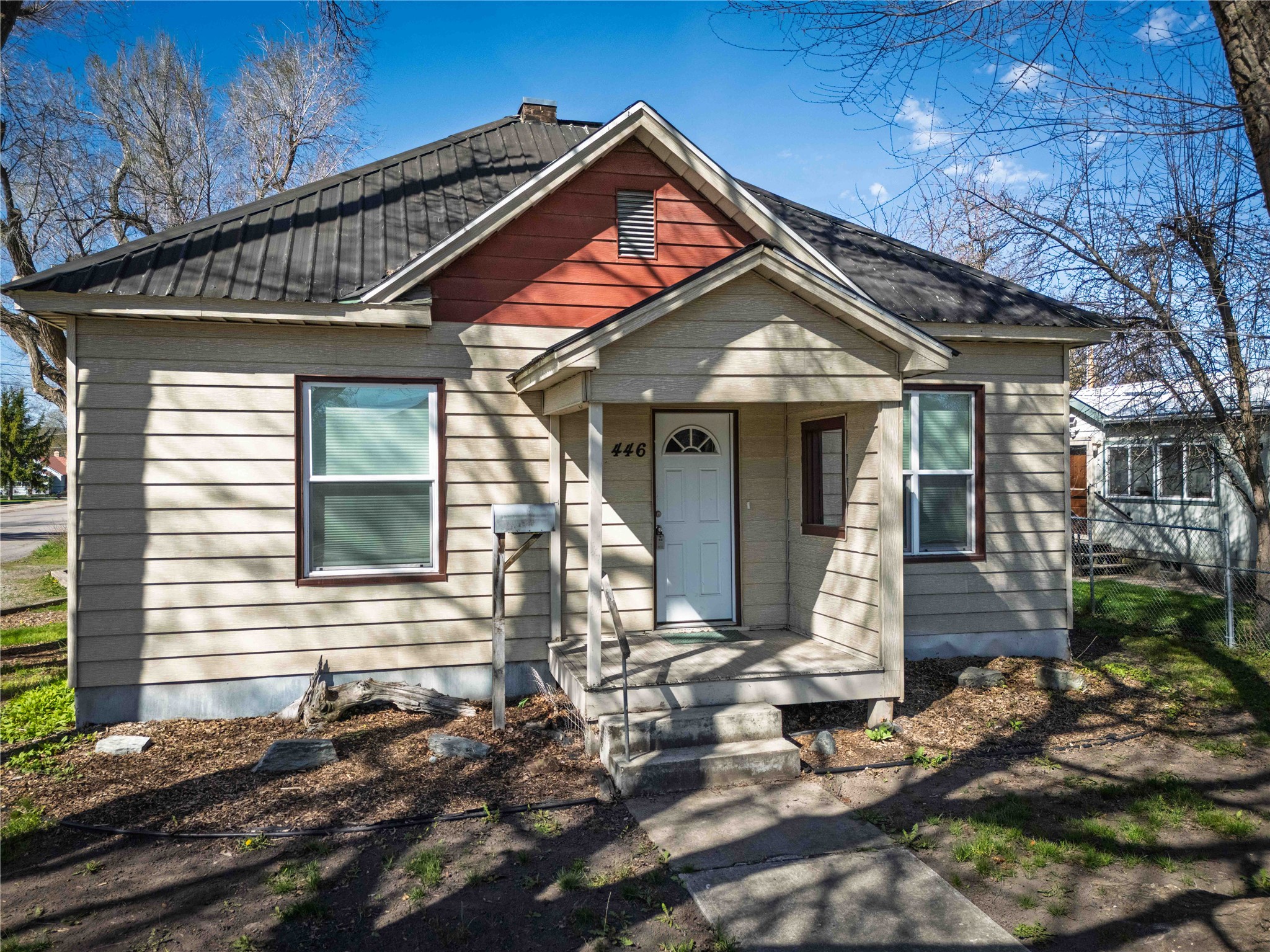 446 8th Avenue W