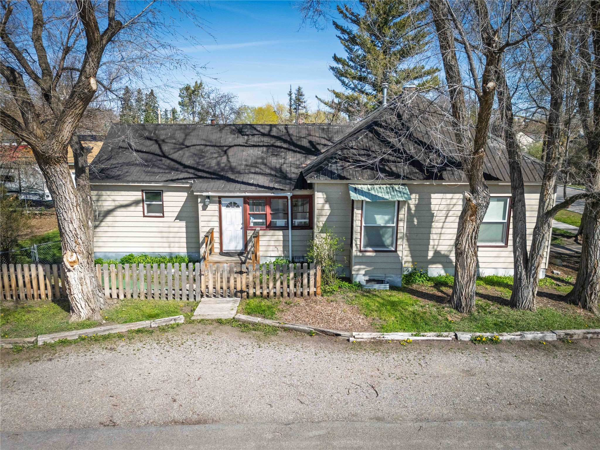 446 8th Avenue W