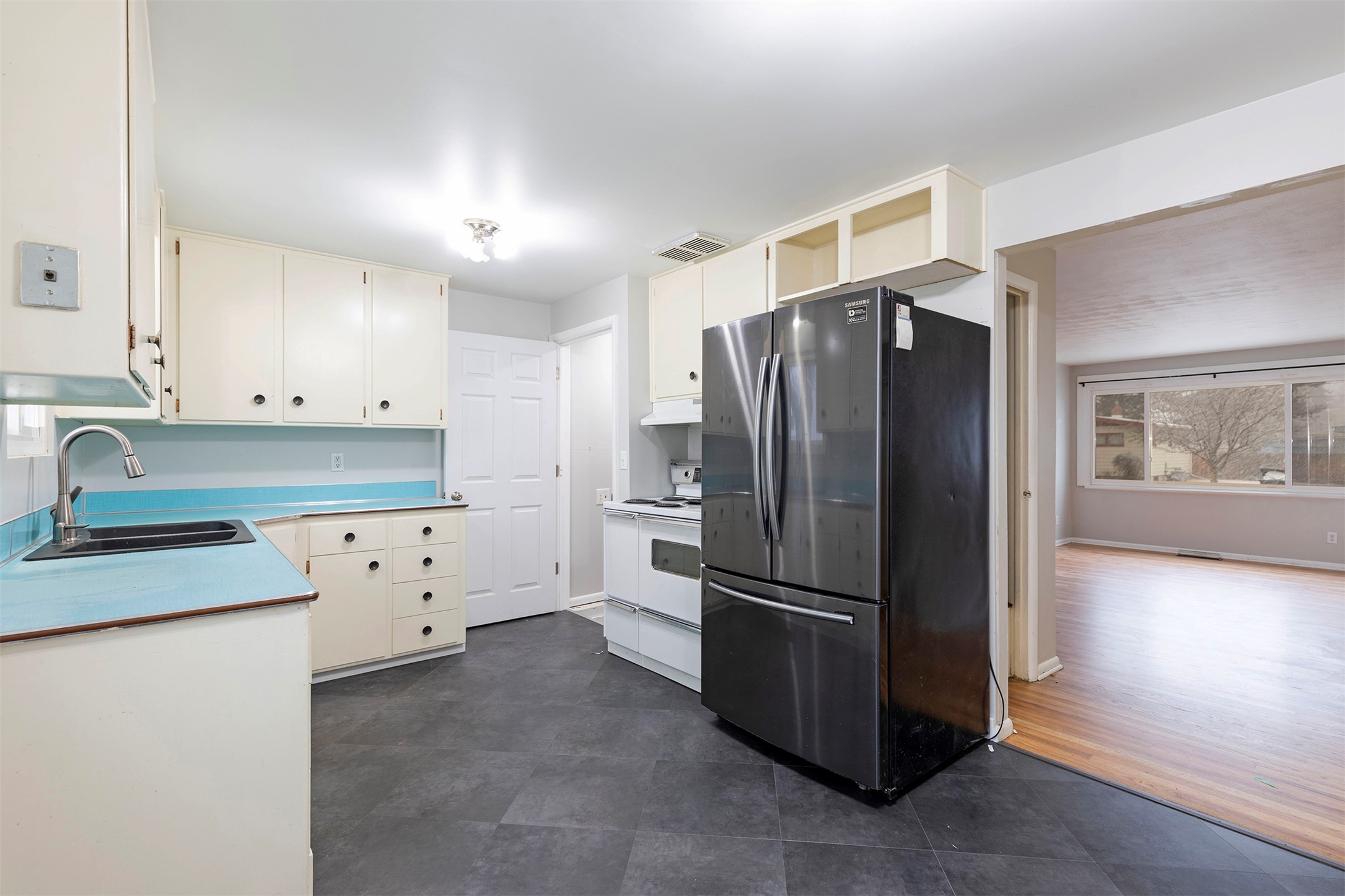 Missoula, Montana 59801, United States, 4 Bedrooms Bedrooms, ,2 BathroomsBathrooms,Residential,Active,93122