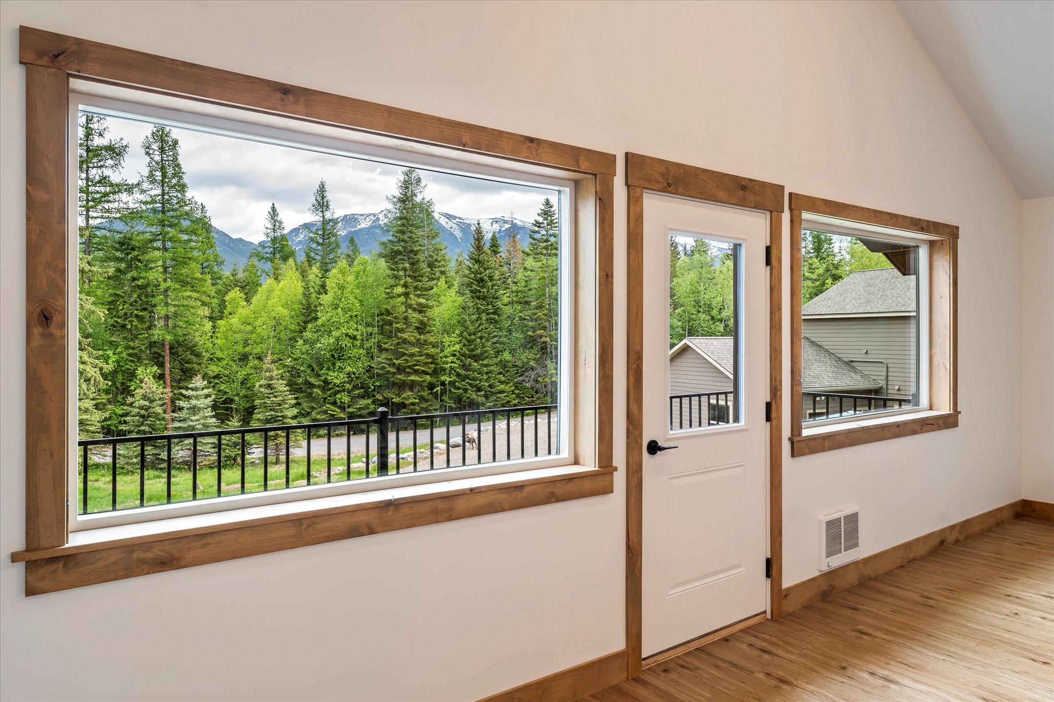 Bigfork, Montana 59911, United States, 6 Bedrooms Bedrooms, ,4 BathroomsBathrooms,Residential,Pending,56263