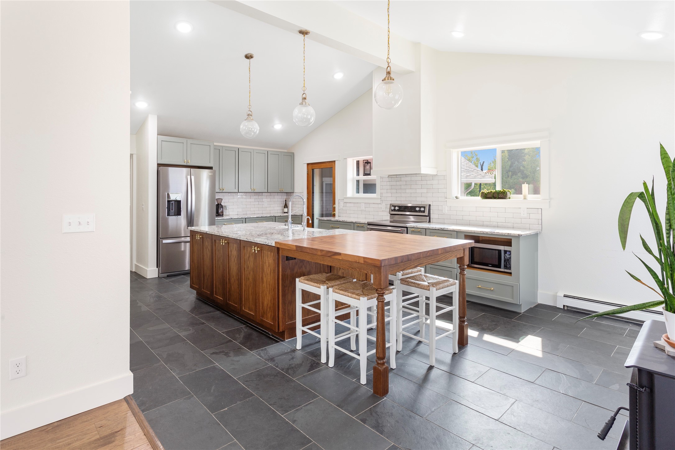 Butte, Montana 59701, United States, 5 Bedrooms Bedrooms, ,3 BathroomsBathrooms,Residential,Pending,43795