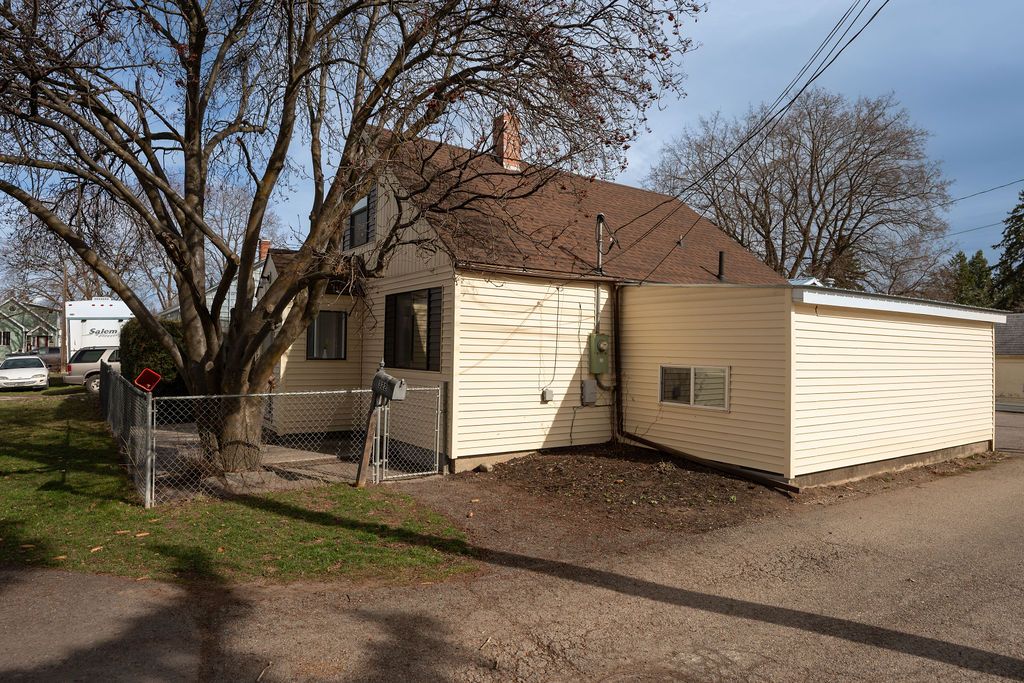 Photo of 322 W Oregon Street, Kalispell, MT 59901 (MLS # 30070777)