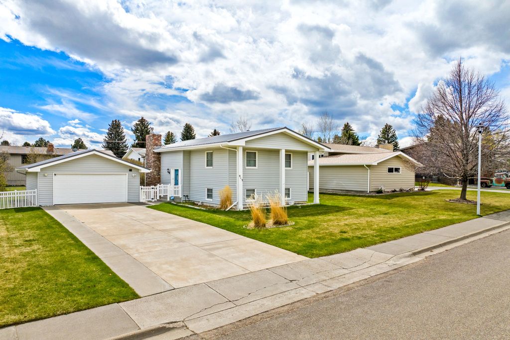 Photo of 912 26th Avenue SW, Great Falls, MT 59404 (MLS # 30069274)