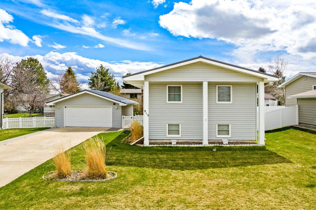 Photo of 912 26th Avenue SW, Great Falls, MT 59404 (MLS # 30069274)