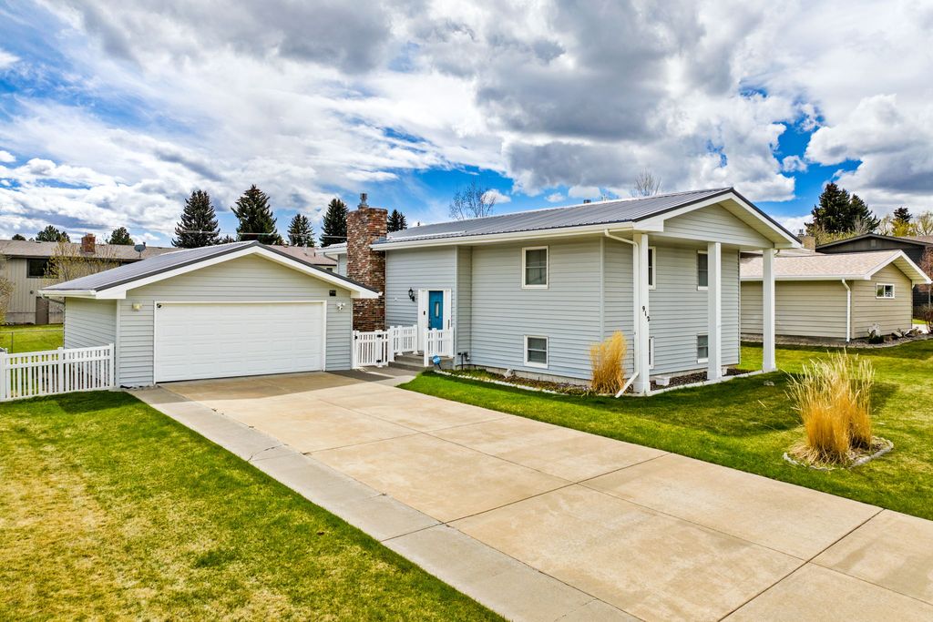 Photo of 912 26th Avenue SW, Great Falls, MT 59404 (MLS # 30069274)