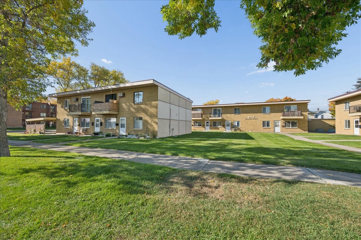 236 3rd Avenue W 1S