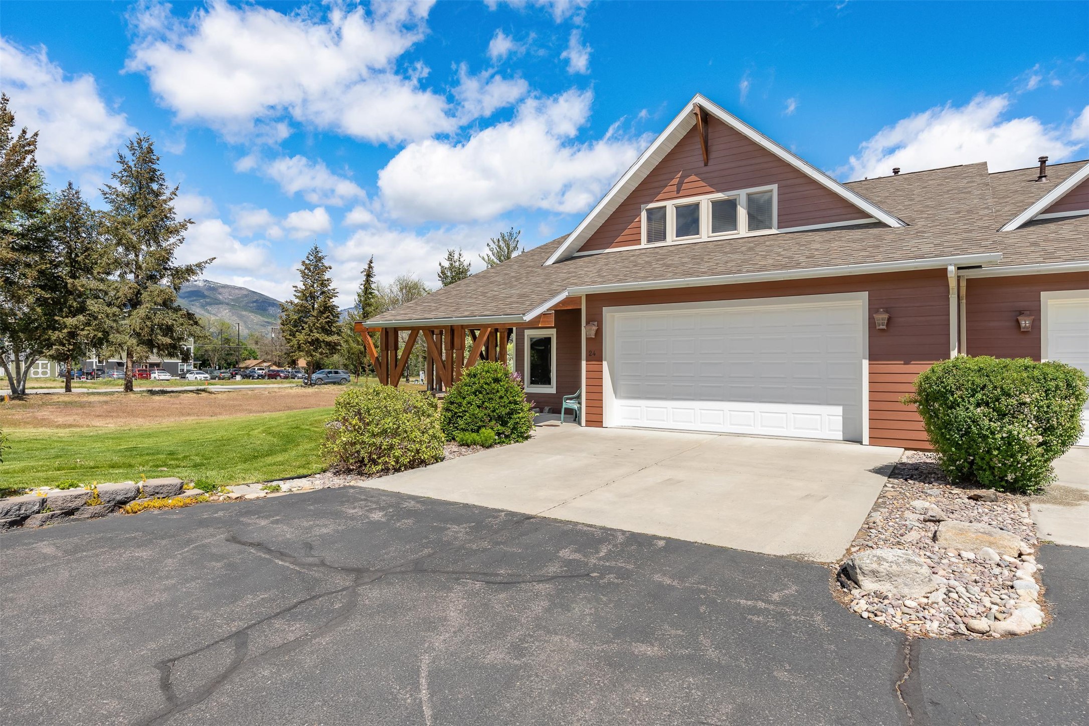 24 Lone Pine Trail