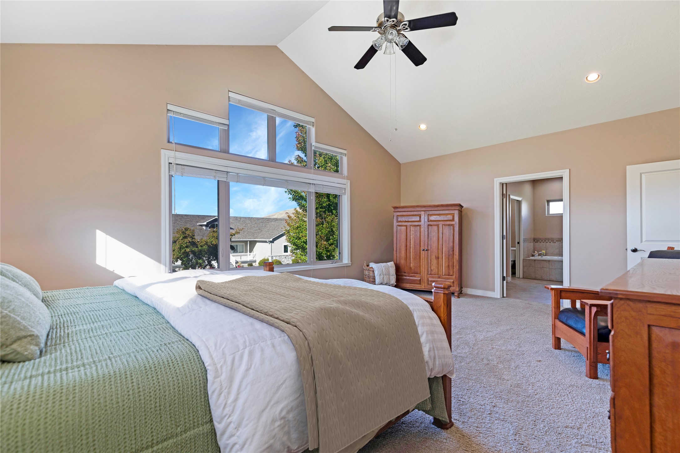 Missoula, Montana 59803, United States, 5 Bedrooms Bedrooms, ,4 BathroomsBathrooms,Residential,Pending,103013