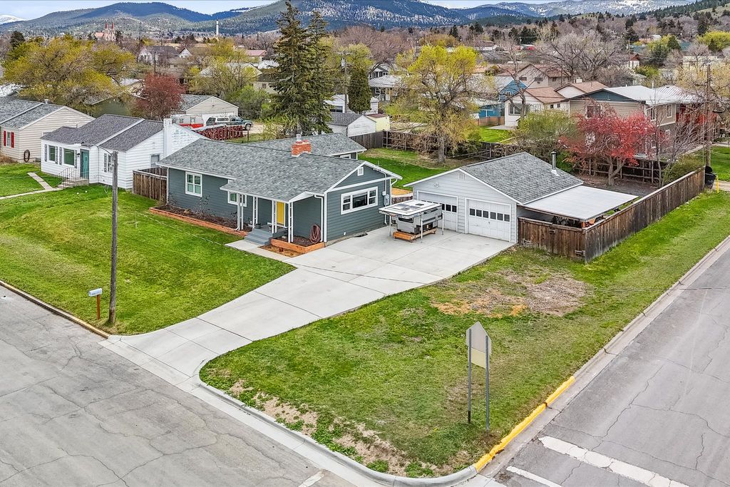 Photo of 941 Hollins Avenue, Helena, MT 59601 (MLS # 30068955)