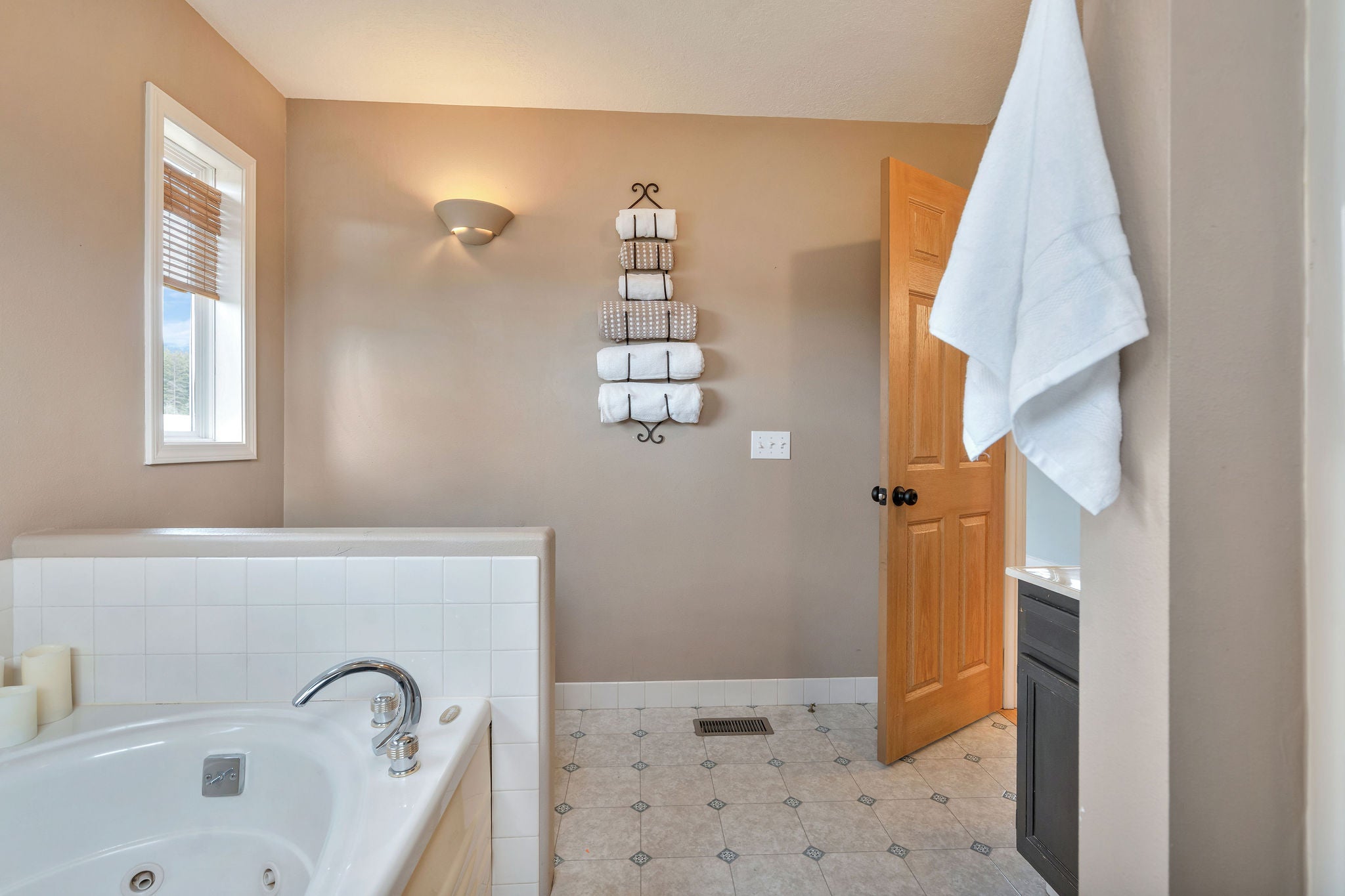 Kalispell, Montana, 59901, United States, 5 Bedrooms Bedrooms, ,3 BathroomsBathrooms,Residential,Active,2034290