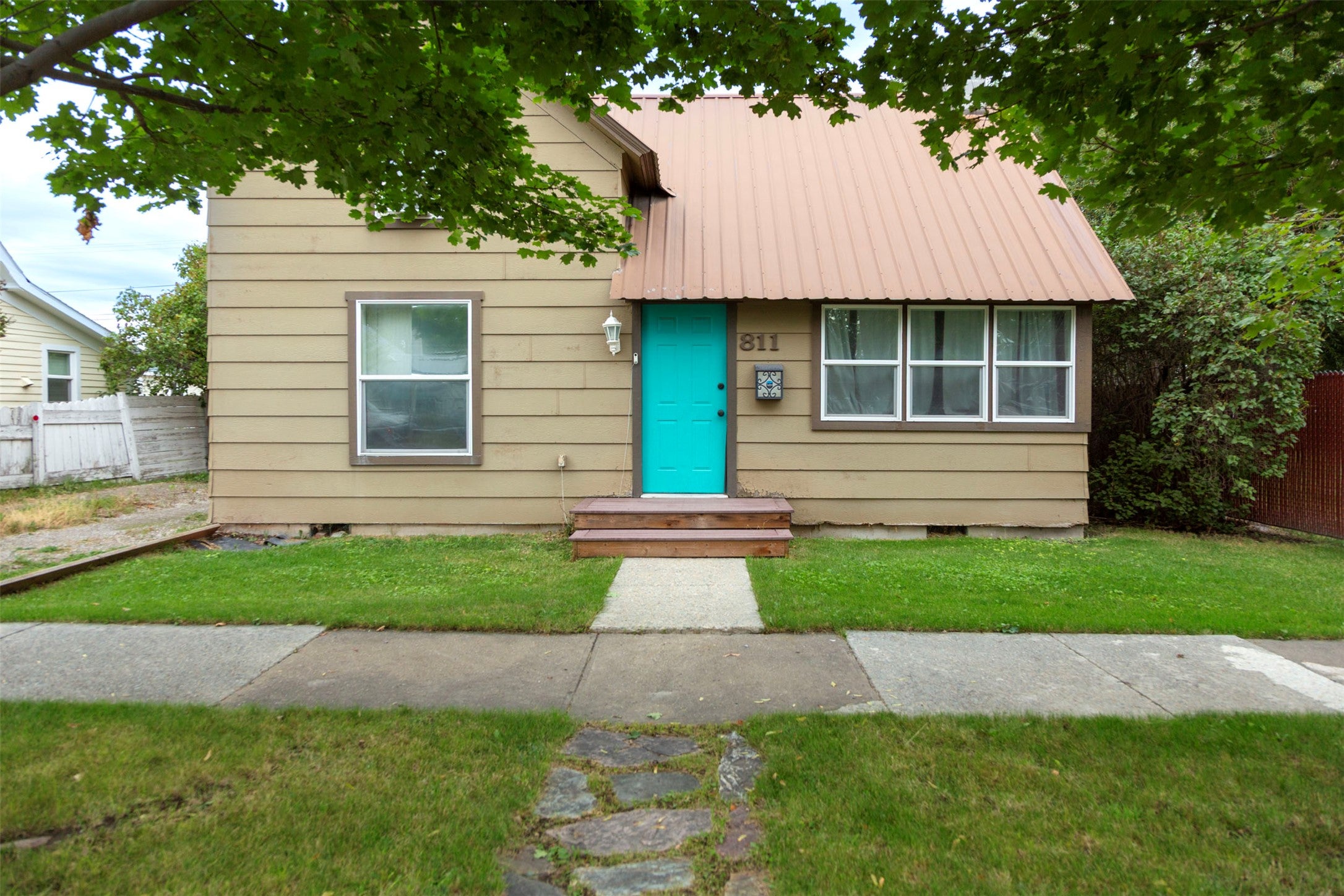 811 6th Avenue W