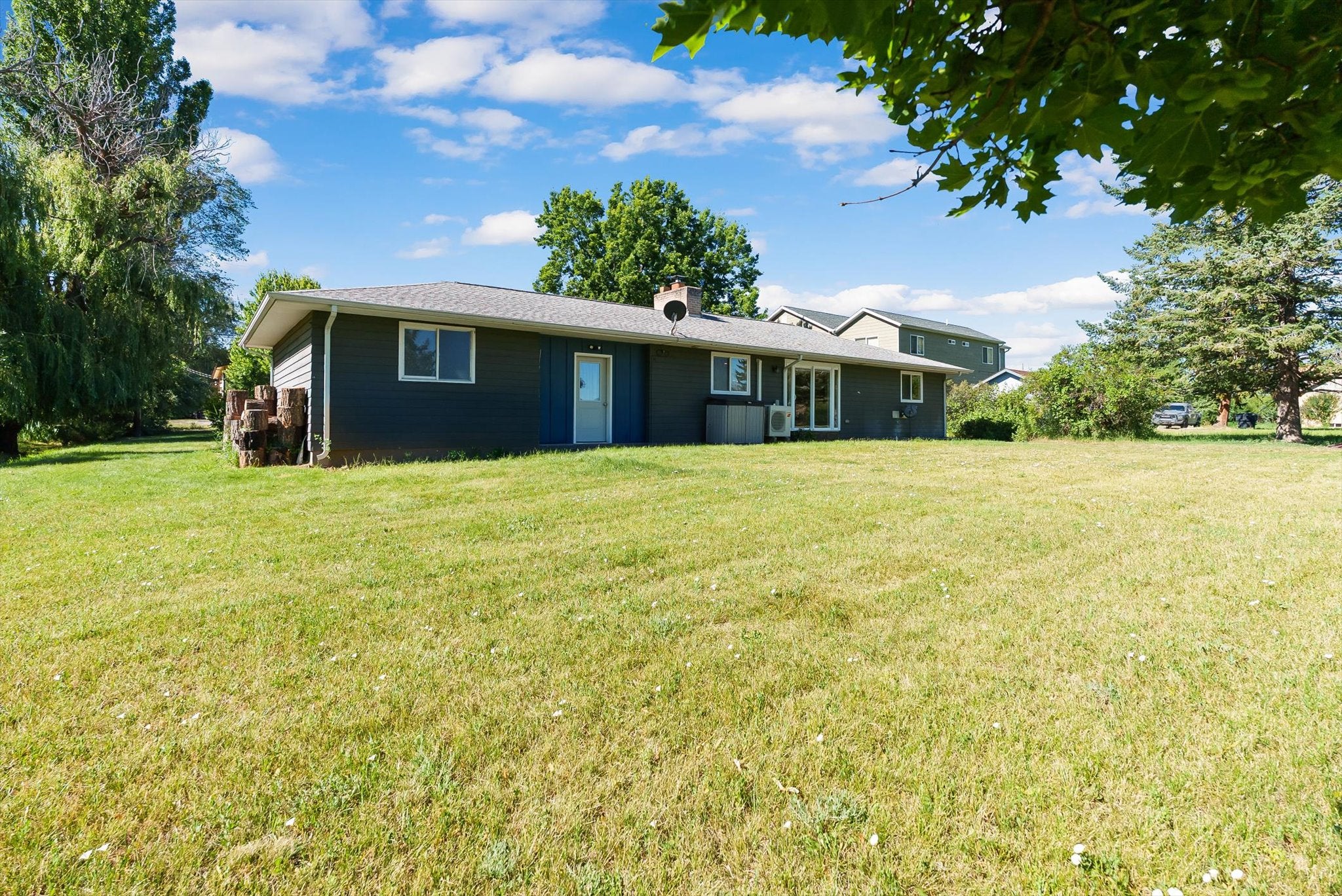 6 12th Avenue W