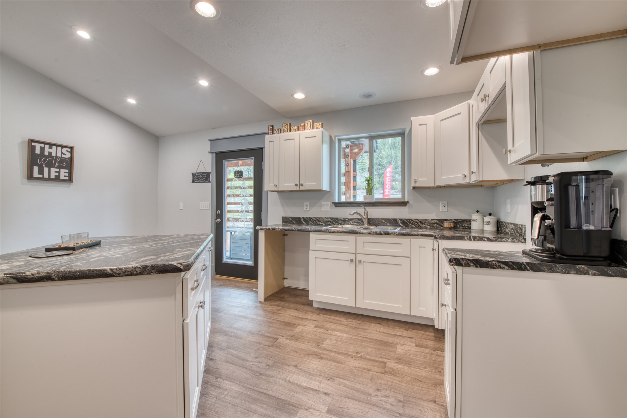 Alberton, Montana 59820, United States, 3 Bedrooms Bedrooms, ,2 BathroomsBathrooms,Residential,Pending,65359