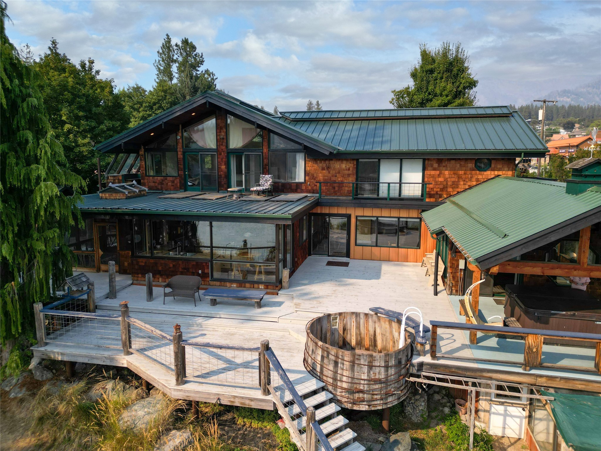 216 Lincoln Street S