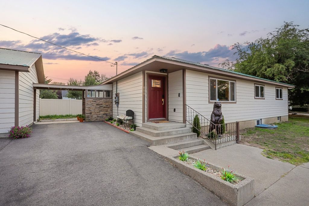 Photo of 606 W Chinook Street, Livingston, MT 59047 (MLS # 30063830)