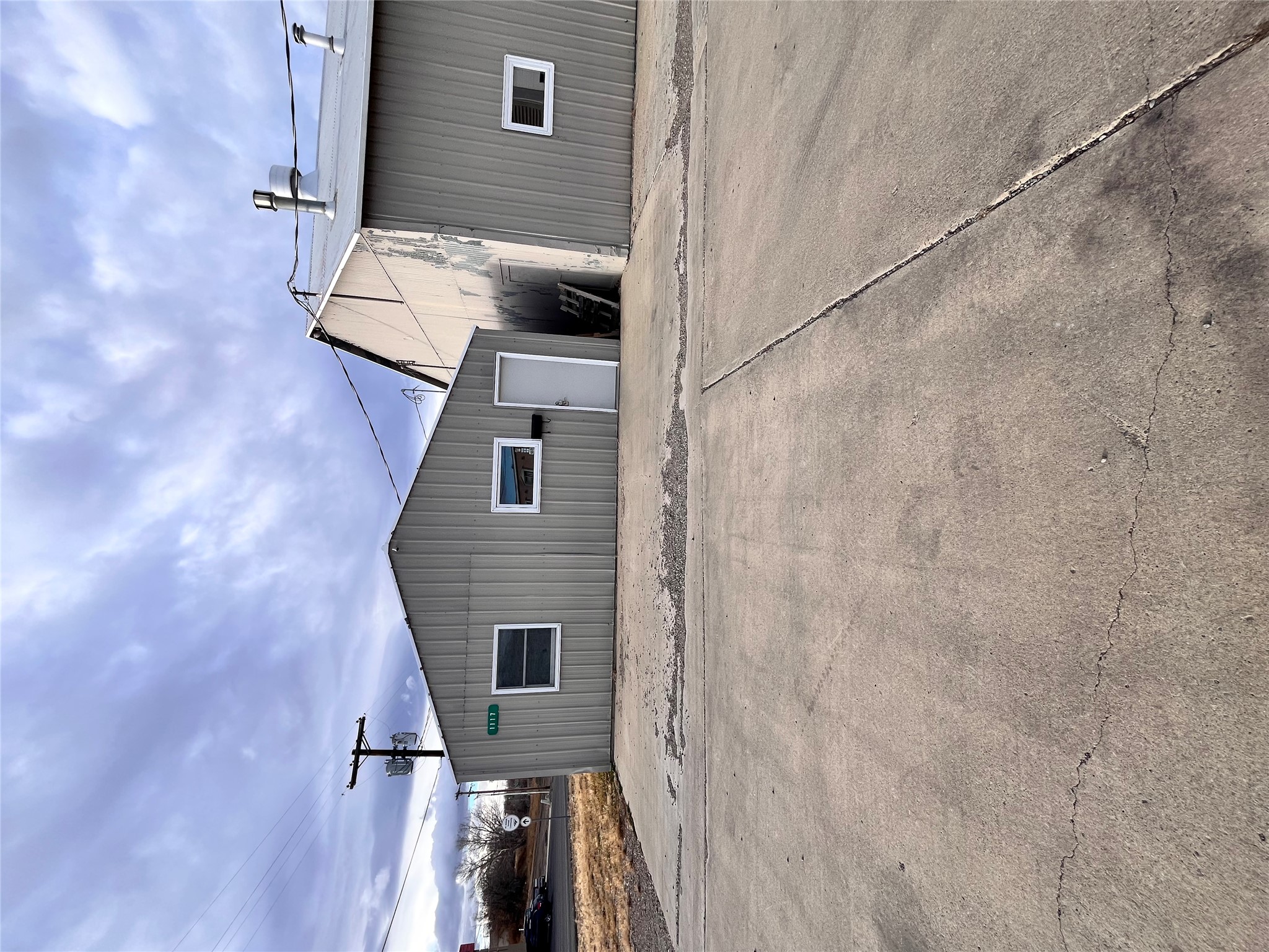 1117 E Railroad Street