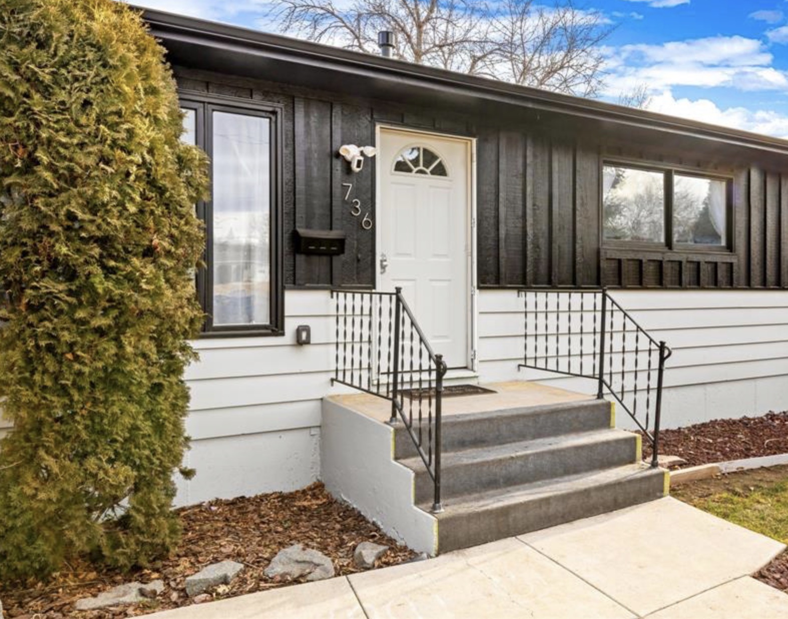 736 Skyline Drive NE - Photo 2