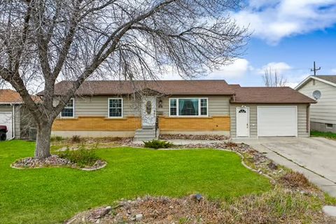 Photo of 813 36th Avenue NE, Great Falls, MT 59404 (MLS # 30067533)