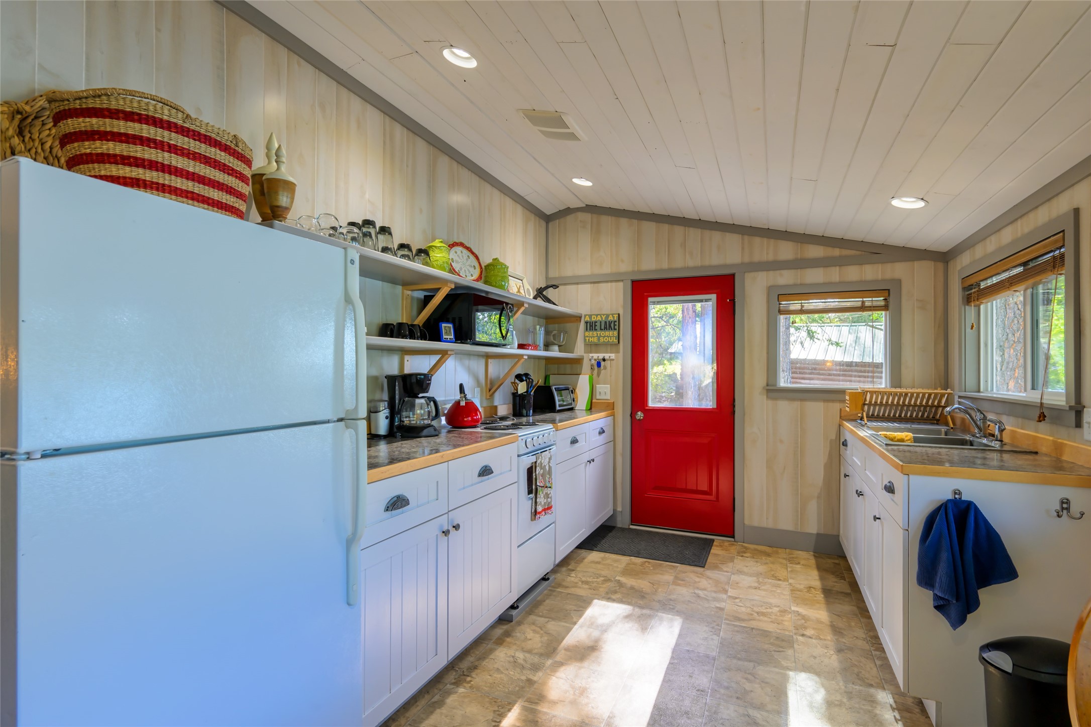 Rollins, Montana 59931, United States, 2 Bedrooms Bedrooms, ,2 BathroomsBathrooms,Residential,Pending,39307