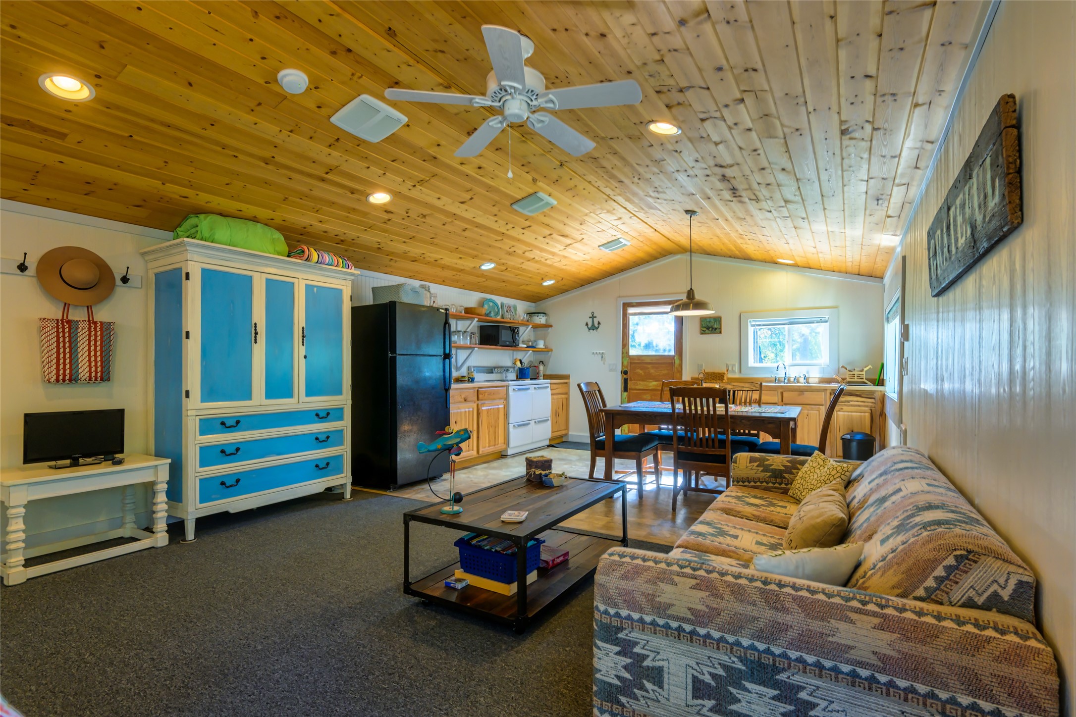 Rollins, Montana 59931, United States, 2 Bedrooms Bedrooms, ,2 BathroomsBathrooms,Residential,Pending,39307