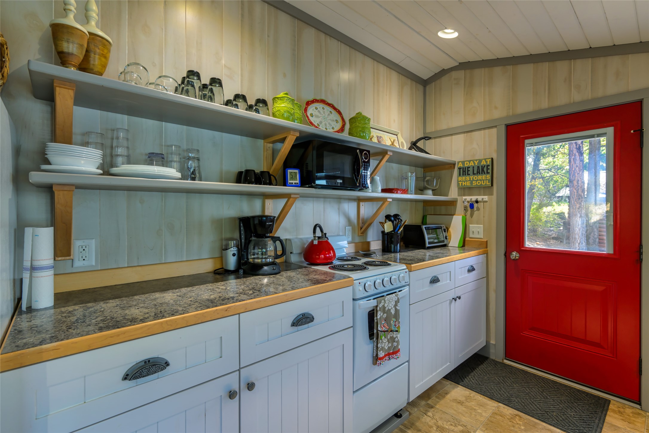 Rollins, Montana 59931, United States, 2 Bedrooms Bedrooms, ,2 BathroomsBathrooms,Residential,Pending,39307