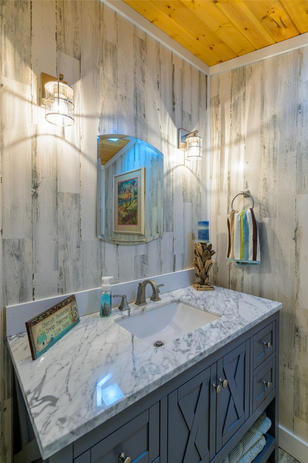 Rollins, Montana 59931, United States, 2 Bedrooms Bedrooms, ,2 BathroomsBathrooms,Residential,Pending,39307