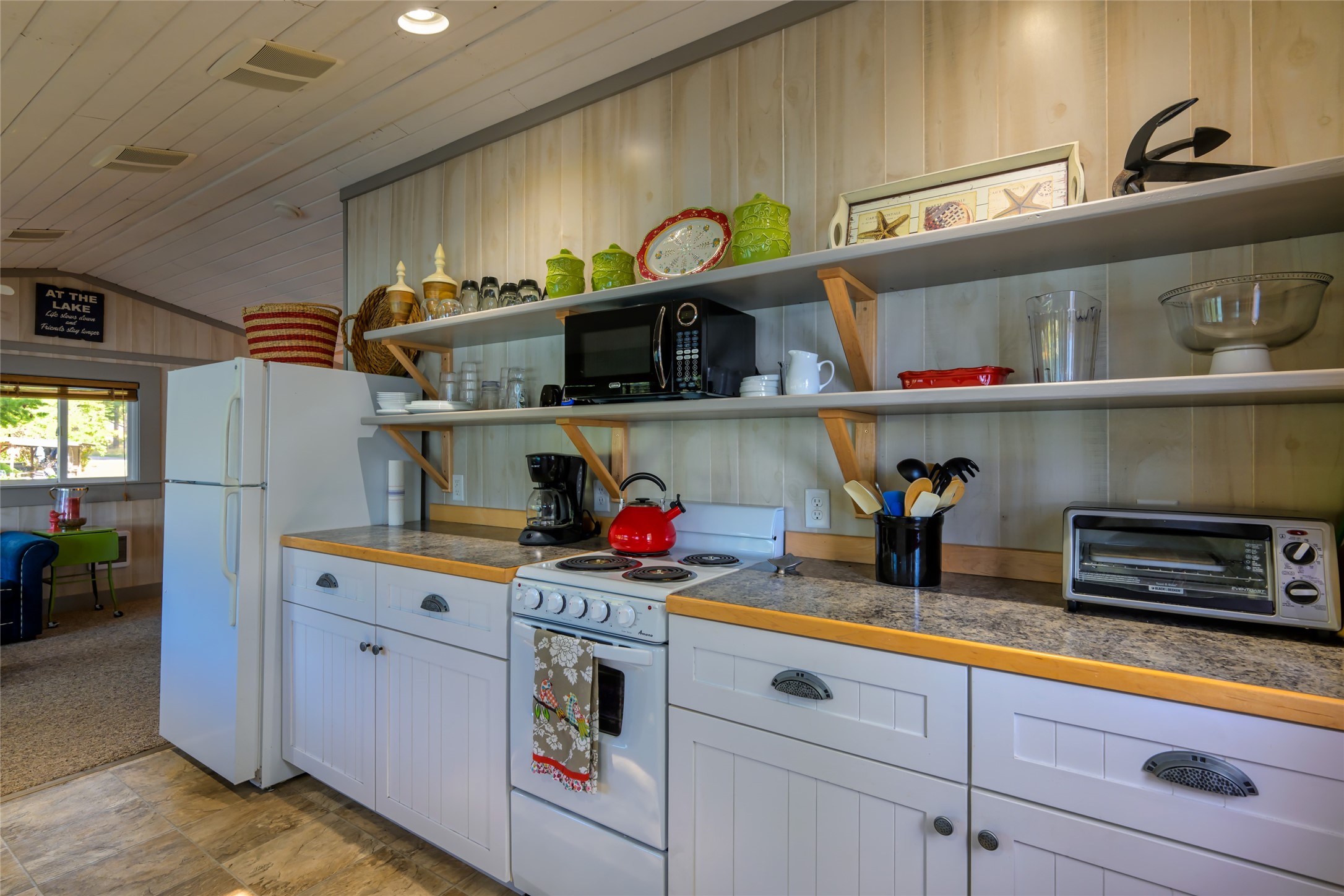 Rollins, Montana 59931, United States, 2 Bedrooms Bedrooms, ,2 BathroomsBathrooms,Residential,Pending,39307