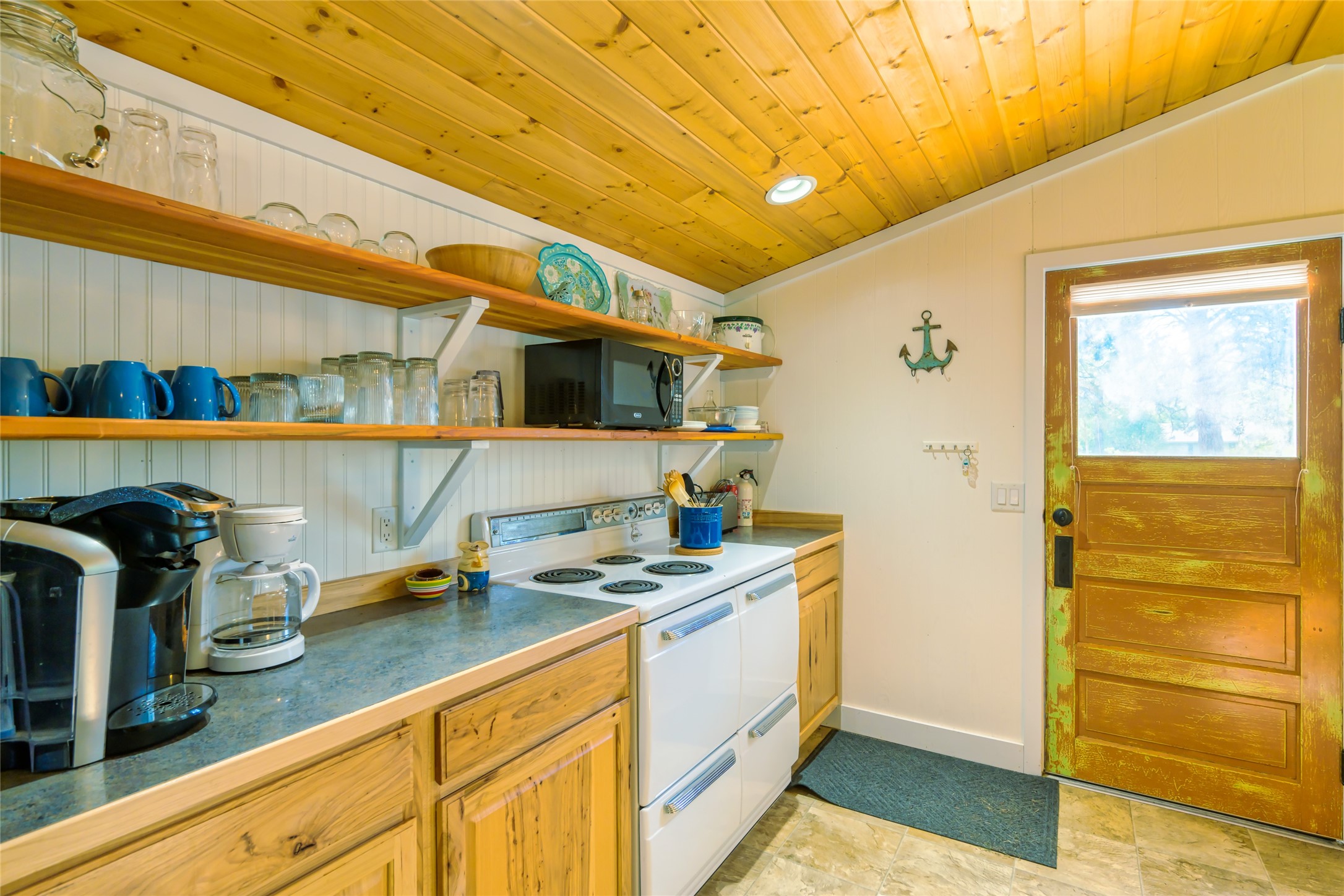 Rollins, Montana 59931, United States, 2 Bedrooms Bedrooms, ,2 BathroomsBathrooms,Residential,Pending,39307