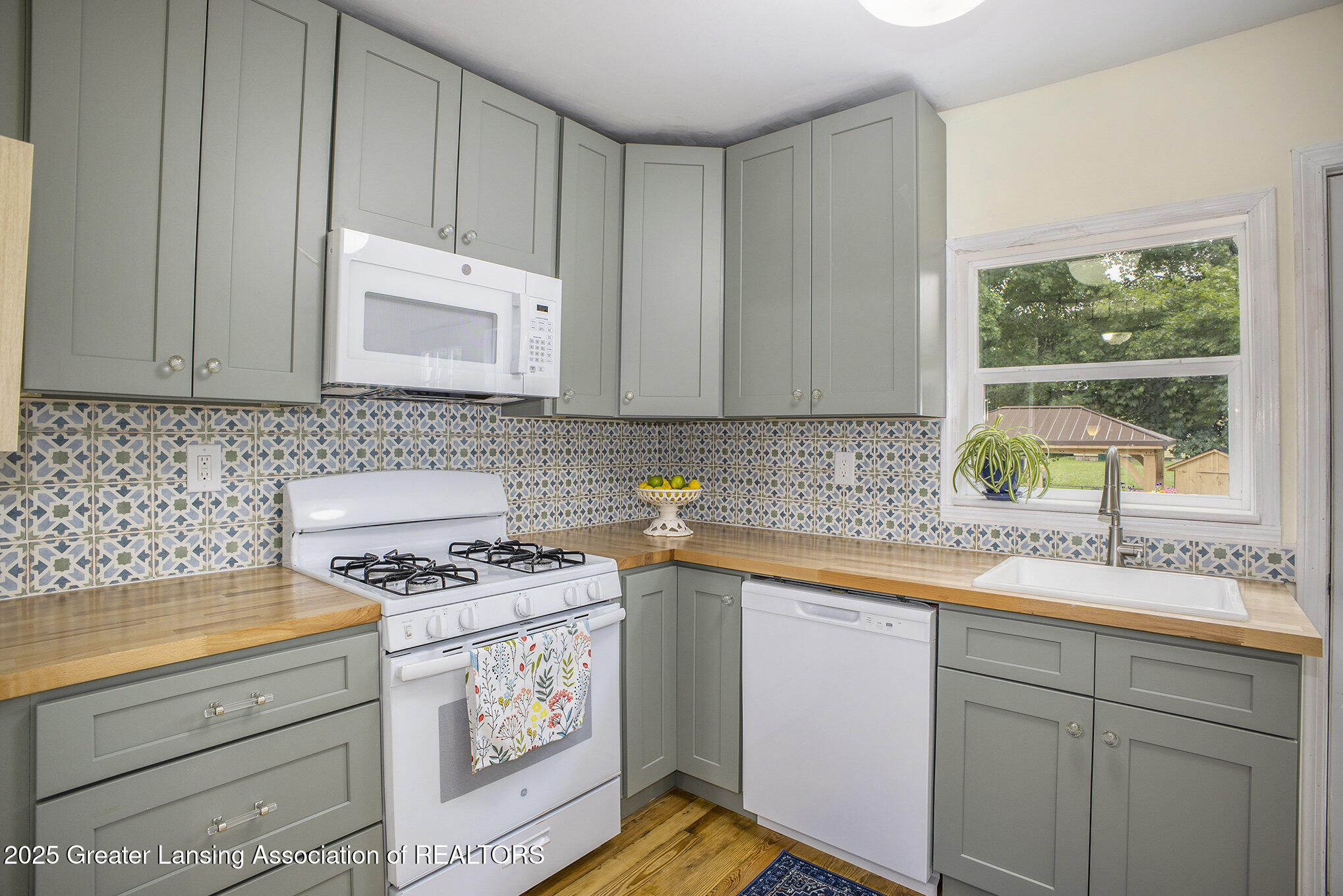 Lansing, Michigan 48915, United States, 2 Bedrooms Bedrooms, ,1 BathroomBathrooms,Residential,Pending,149349