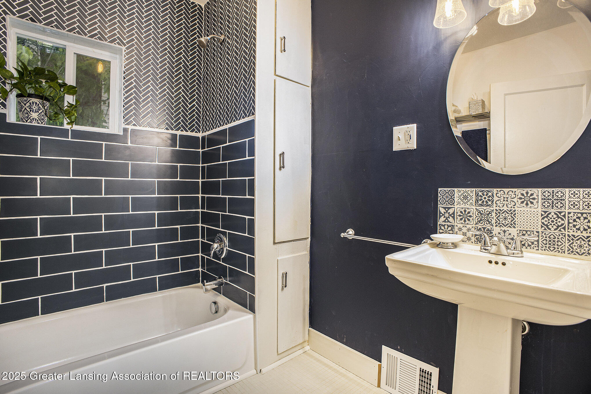 Lansing, Michigan 48915, United States, 2 Bedrooms Bedrooms, ,1 BathroomBathrooms,Residential,Pending,149349