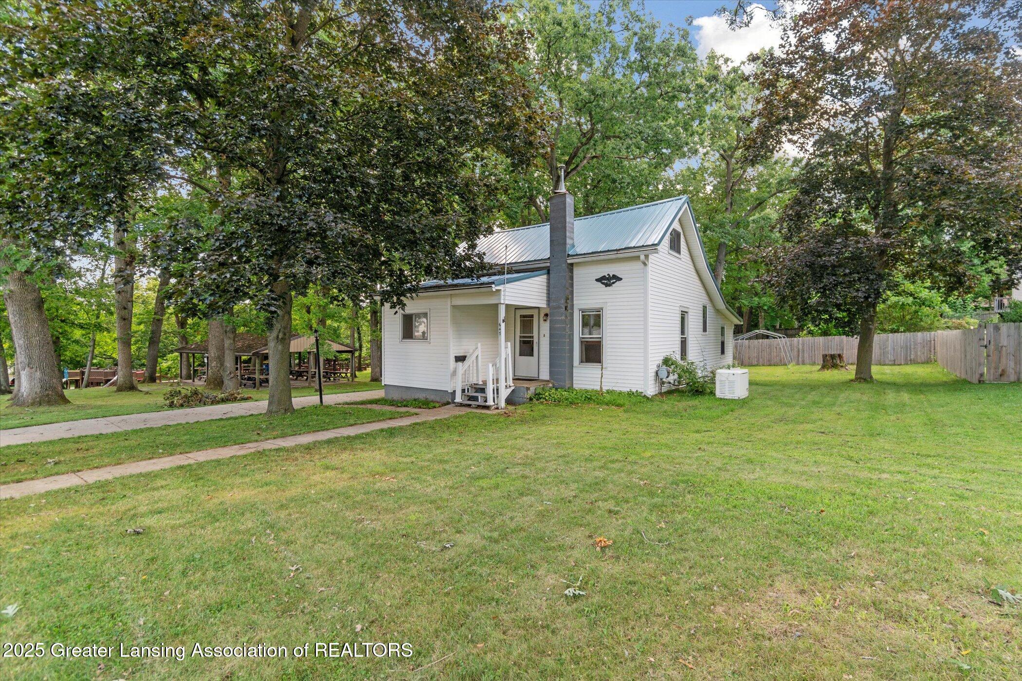 Ionia, Michigan 48846, United States, 2 Bedrooms Bedrooms, ,1 BathroomBathrooms,Residential,Pending,198961