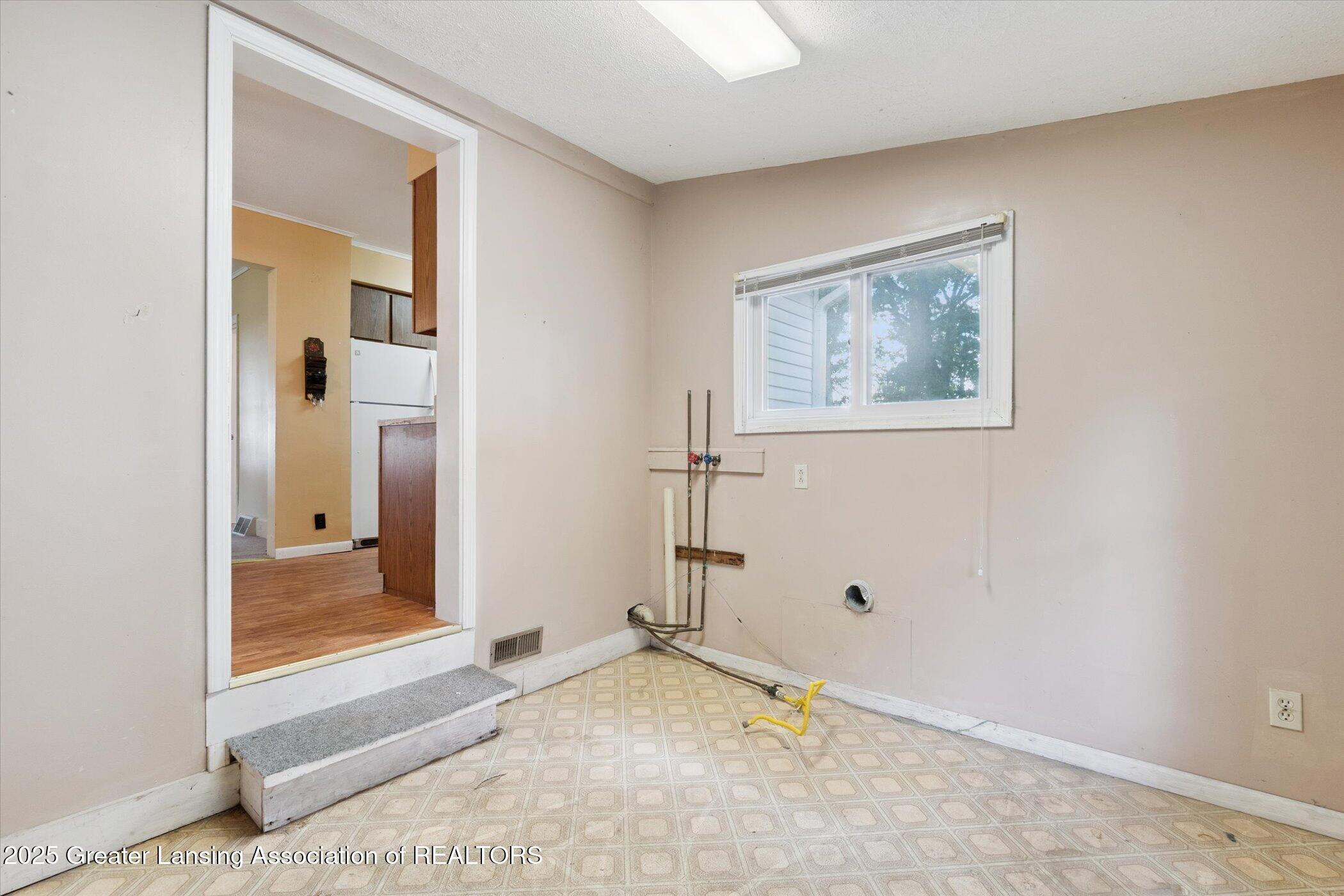 Ionia, Michigan 48846, United States, 2 Bedrooms Bedrooms, ,1 BathroomBathrooms,Residential,Pending,198961