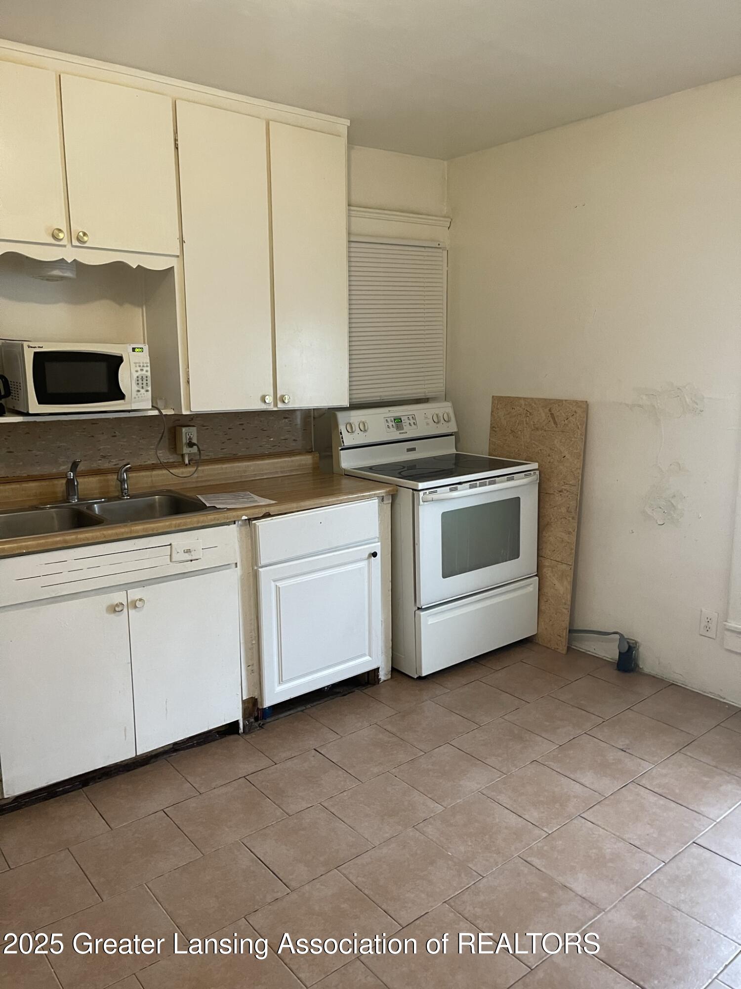 Lansing, Michigan 48906, United States, ,2 BathroomsBathrooms,Residential,Active,227437