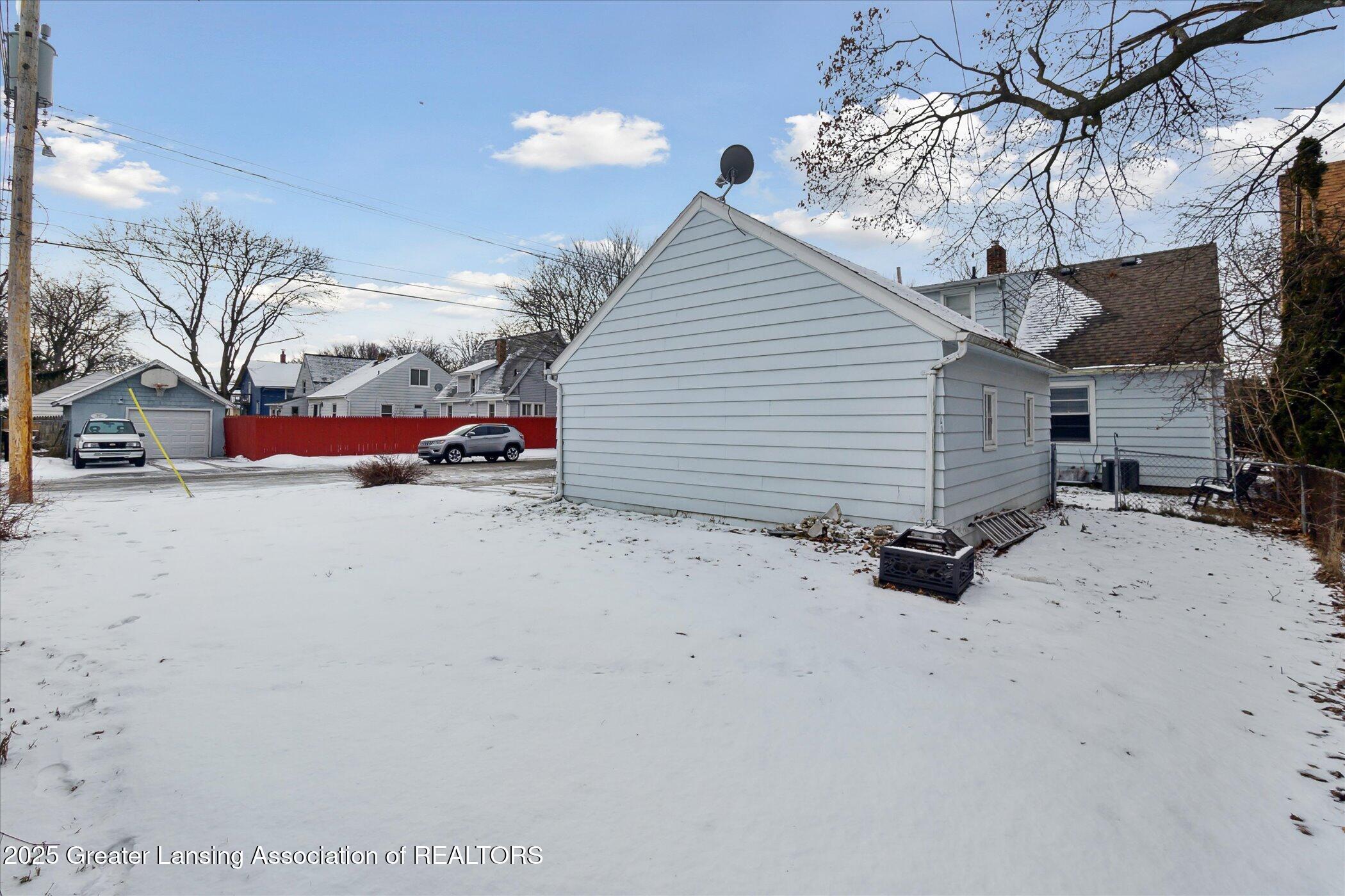 Lansing, Michigan 48915, United States, 4 Bedrooms Bedrooms, ,2 BathroomsBathrooms,Residential,Pending,11523