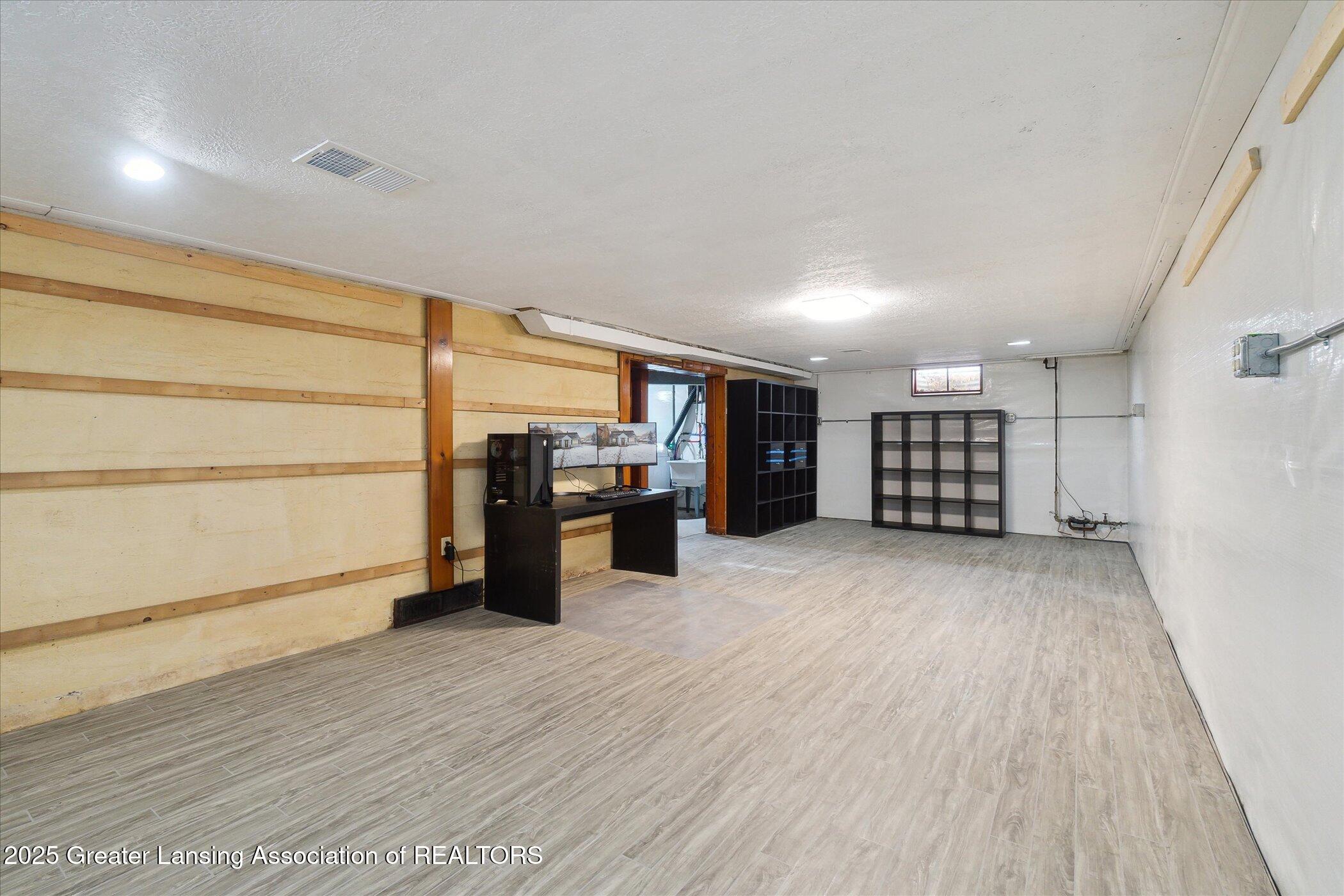 Lansing, Michigan 48915, United States, 4 Bedrooms Bedrooms, ,2 BathroomsBathrooms,Residential,Pending,11523