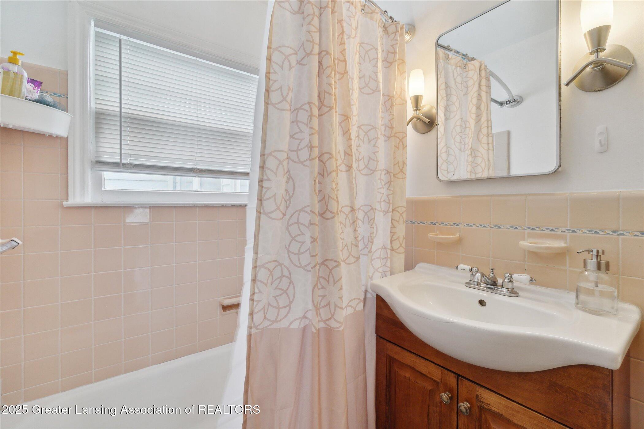 Lansing, Michigan 48915, United States, 4 Bedrooms Bedrooms, ,2 BathroomsBathrooms,Residential,Pending,11523