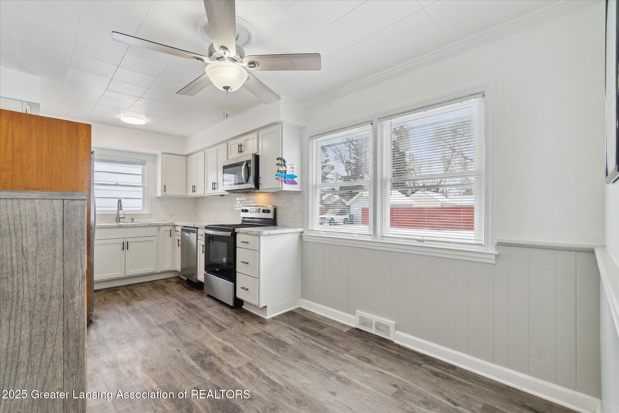 Lansing, Michigan 48915, United States, 4 Bedrooms Bedrooms, ,2 BathroomsBathrooms,Residential,Pending,11523