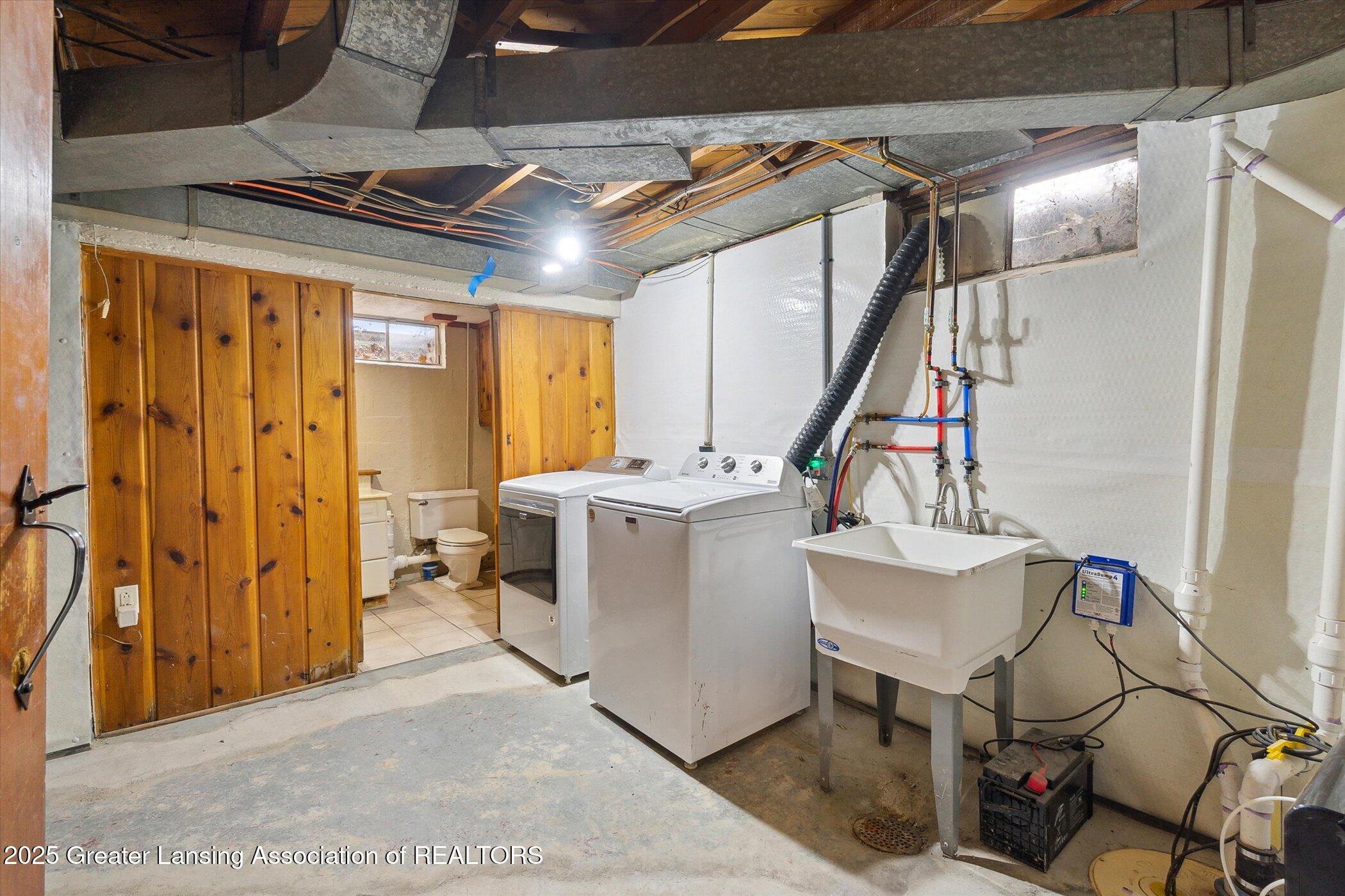 Lansing, Michigan 48915, United States, 4 Bedrooms Bedrooms, ,2 BathroomsBathrooms,Residential,Pending,11523