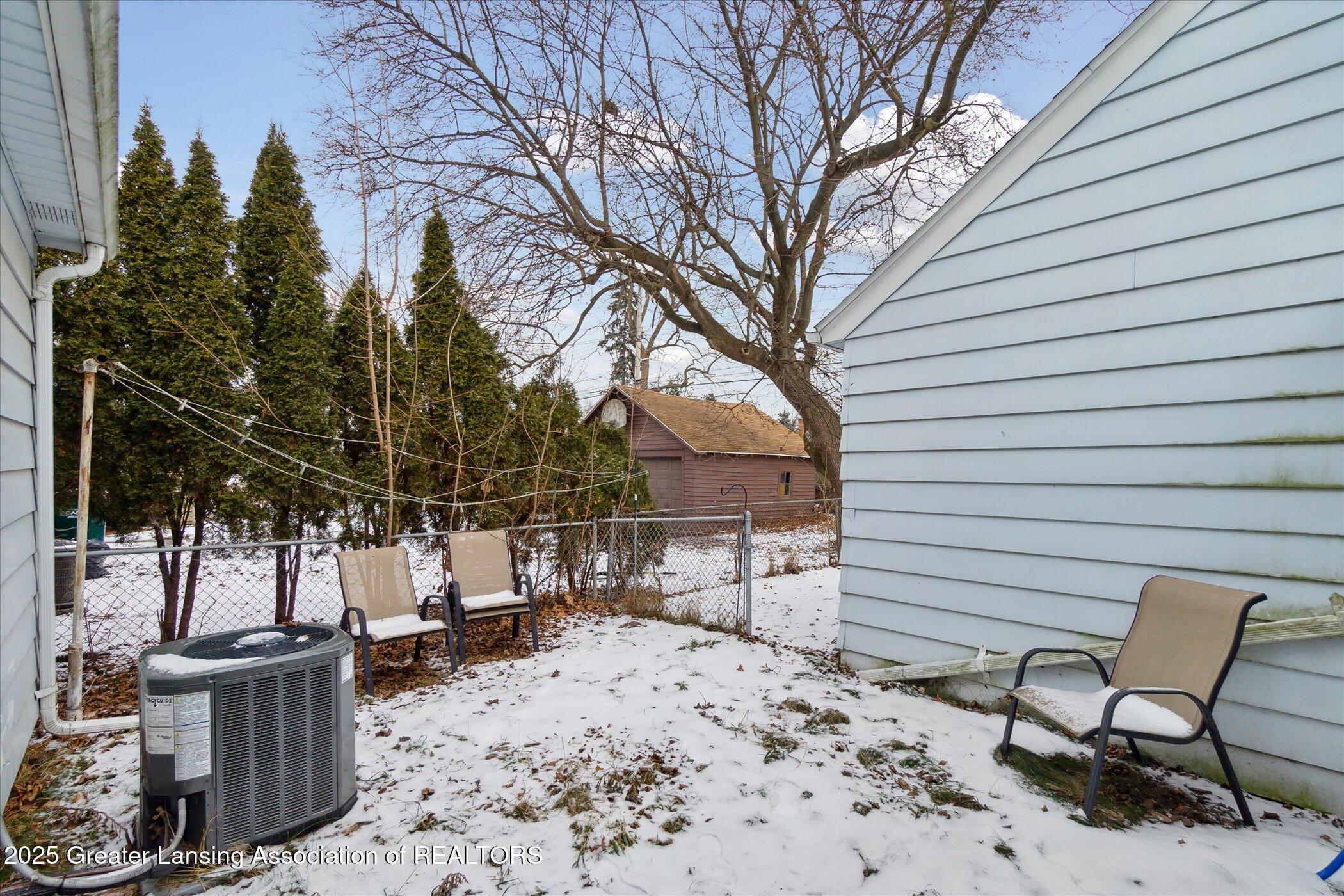 Lansing, Michigan 48915, United States, 4 Bedrooms Bedrooms, ,2 BathroomsBathrooms,Residential,Pending,11523