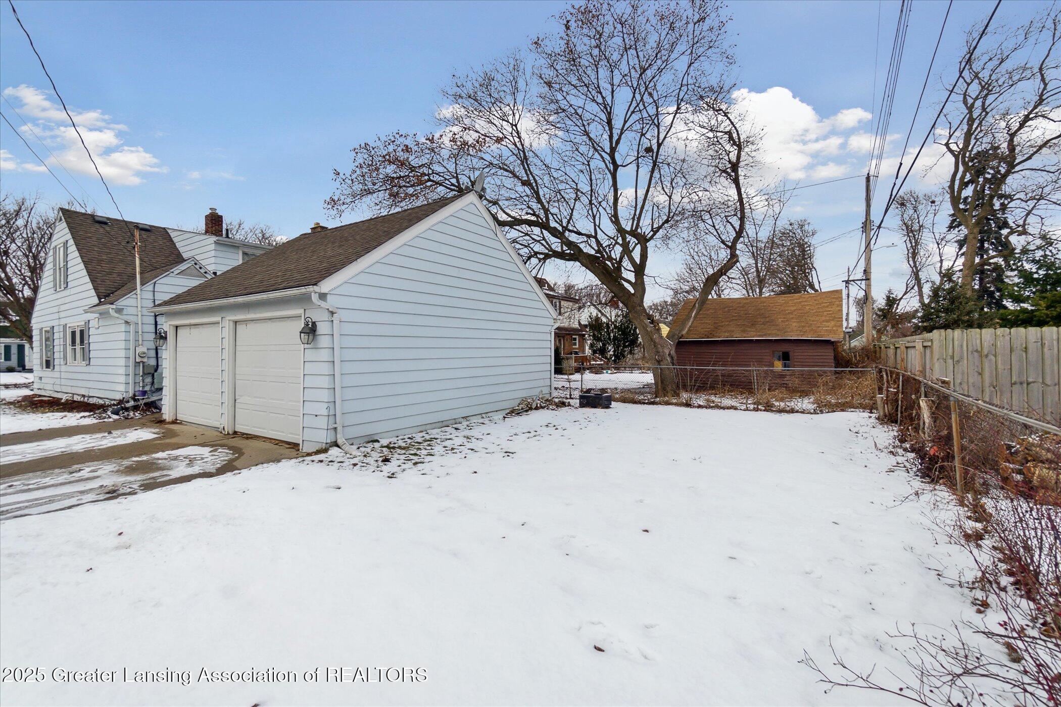 Lansing, Michigan 48915, United States, 4 Bedrooms Bedrooms, ,2 BathroomsBathrooms,Residential,Pending,11523