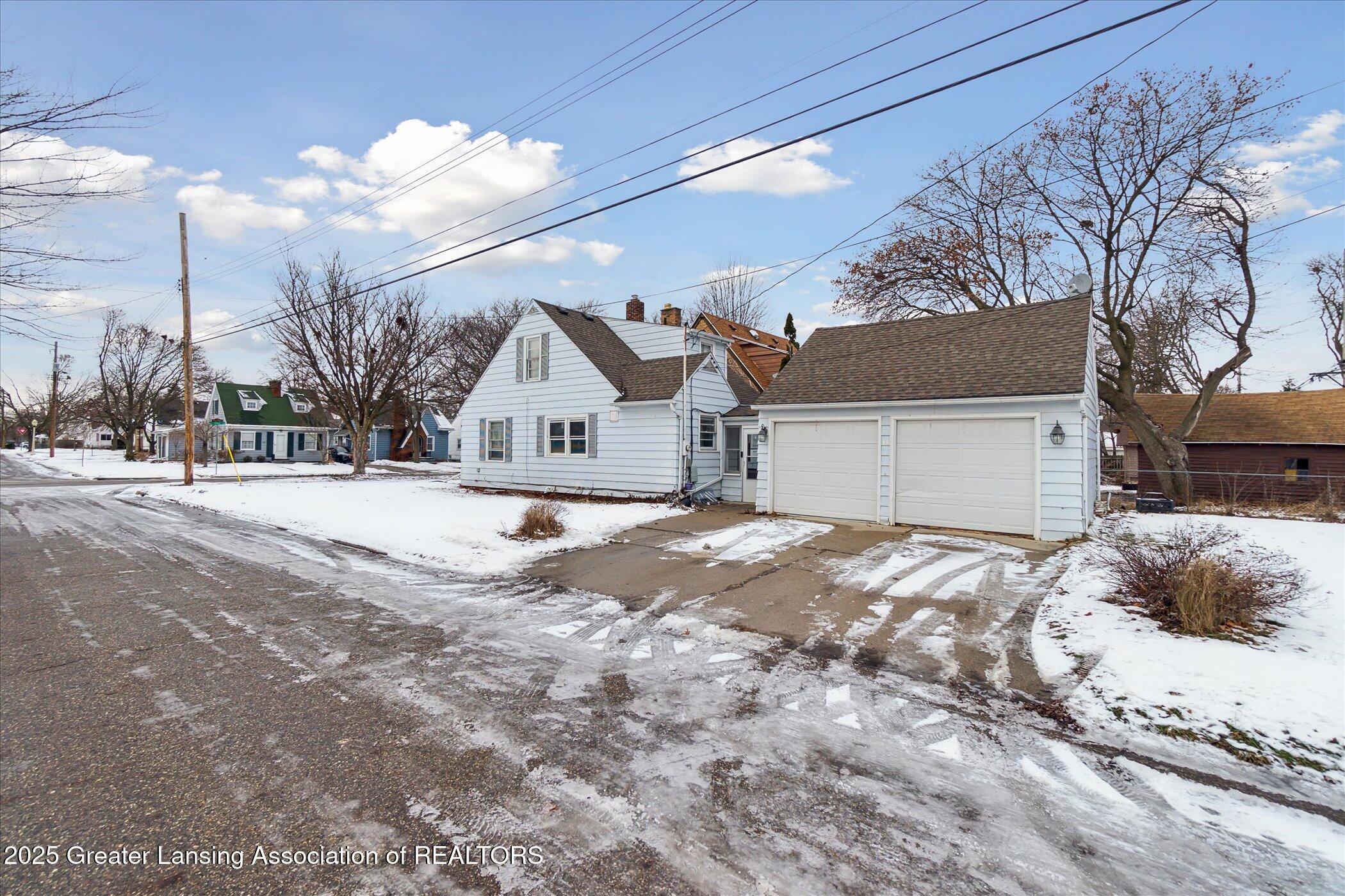 Lansing, Michigan 48915, United States, 4 Bedrooms Bedrooms, ,2 BathroomsBathrooms,Residential,Pending,11523