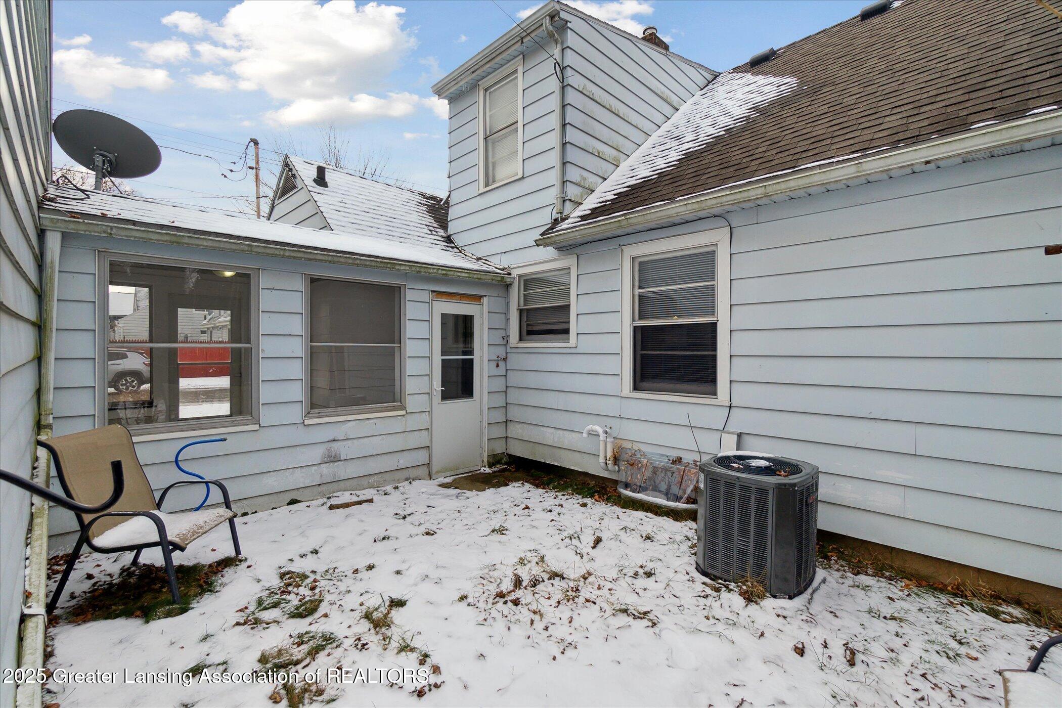 Lansing, Michigan 48915, United States, 4 Bedrooms Bedrooms, ,2 BathroomsBathrooms,Residential,Pending,11523