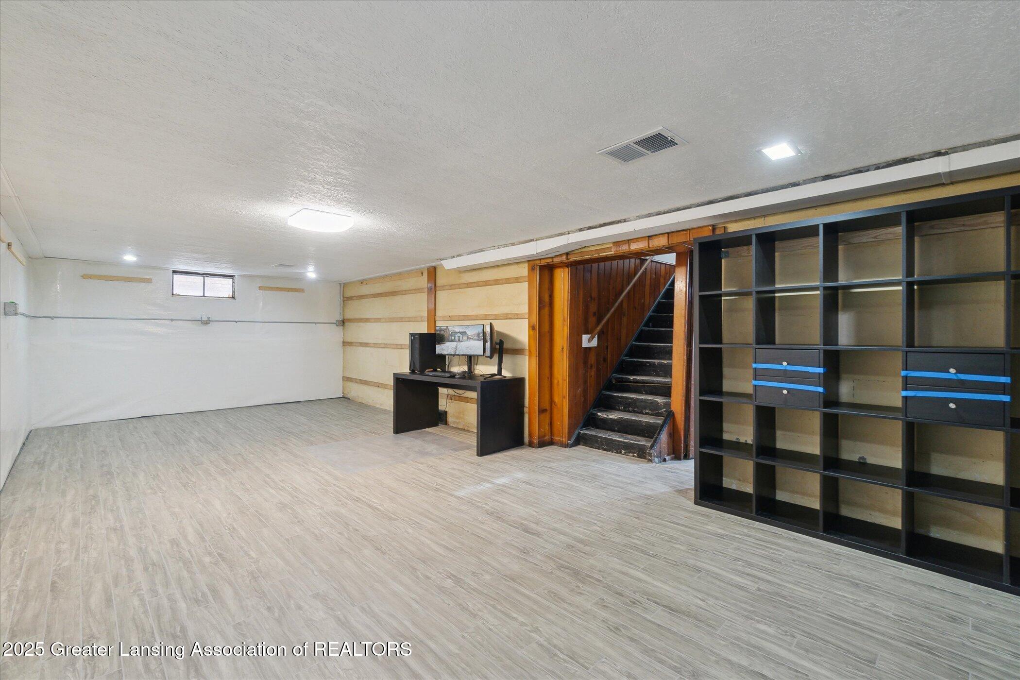 Lansing, Michigan 48915, United States, 4 Bedrooms Bedrooms, ,2 BathroomsBathrooms,Residential,Pending,11523