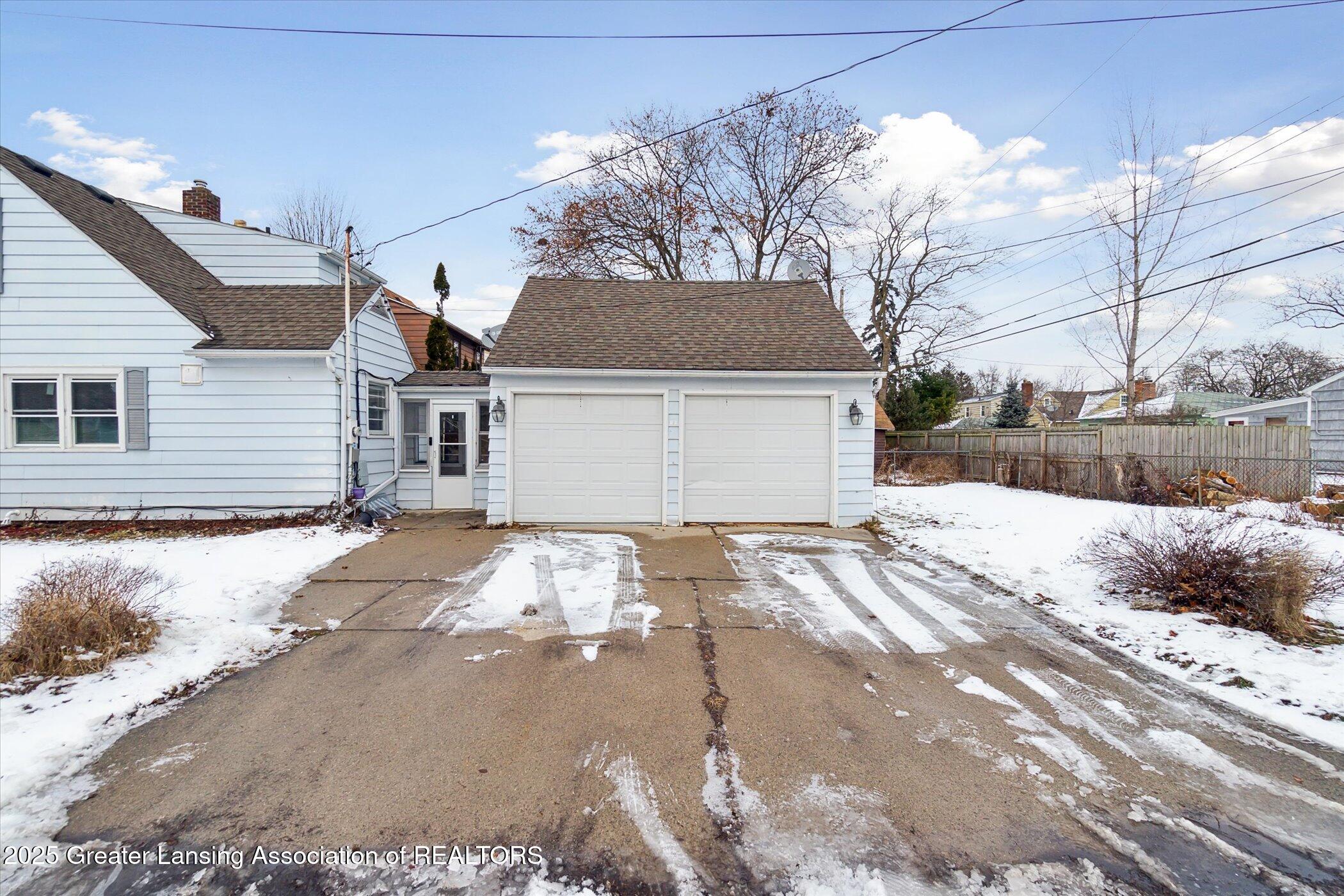 Lansing, Michigan 48915, United States, 4 Bedrooms Bedrooms, ,2 BathroomsBathrooms,Residential,Pending,11523